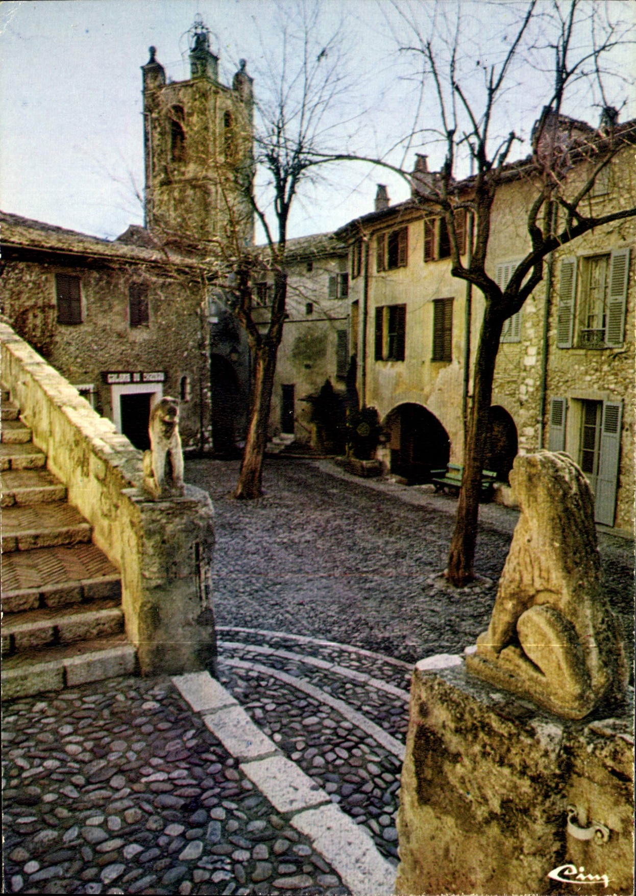 CPM Cagnes sur Mer Alpes Mar le Haut de Cagnes la place du chateau 