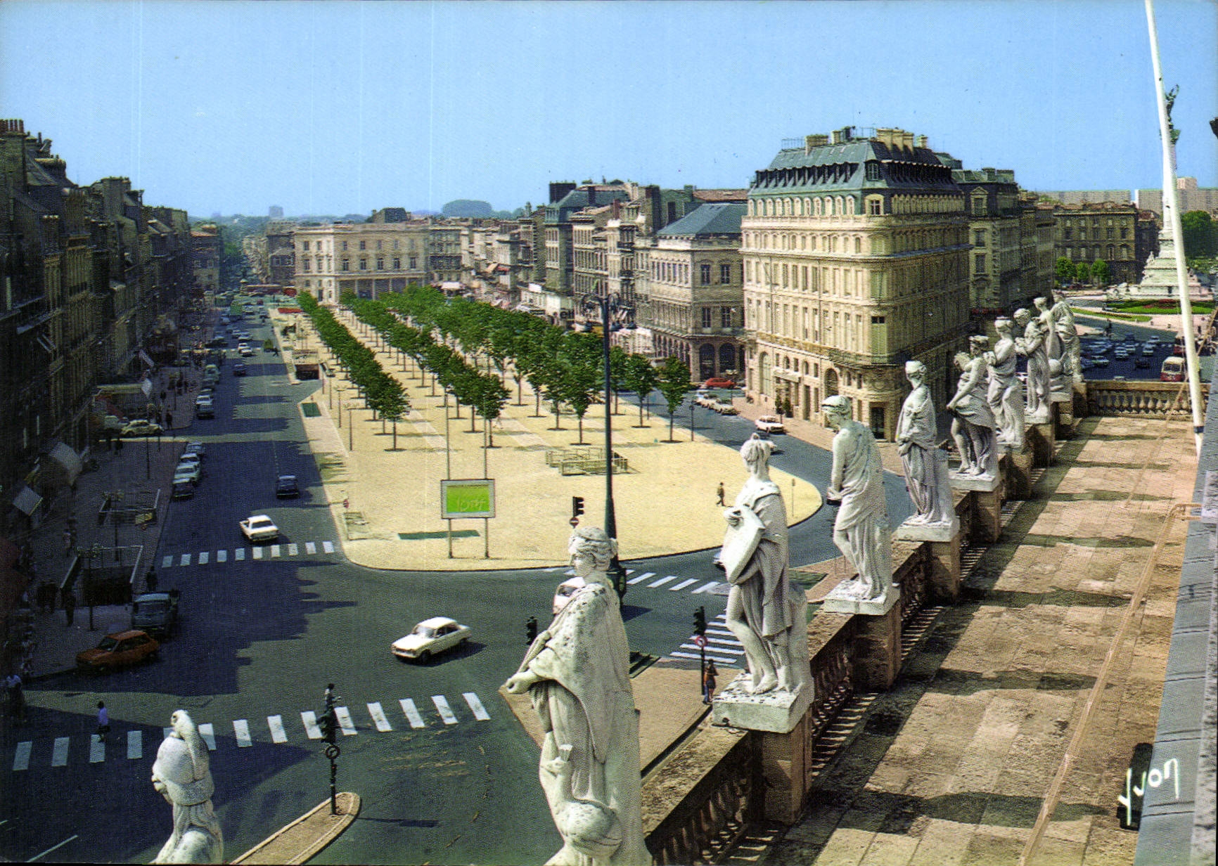 CPM Couleurs et lumiere de France Bordeaux Gironde les Allees de Tourny prises de la Terrasse du Gra