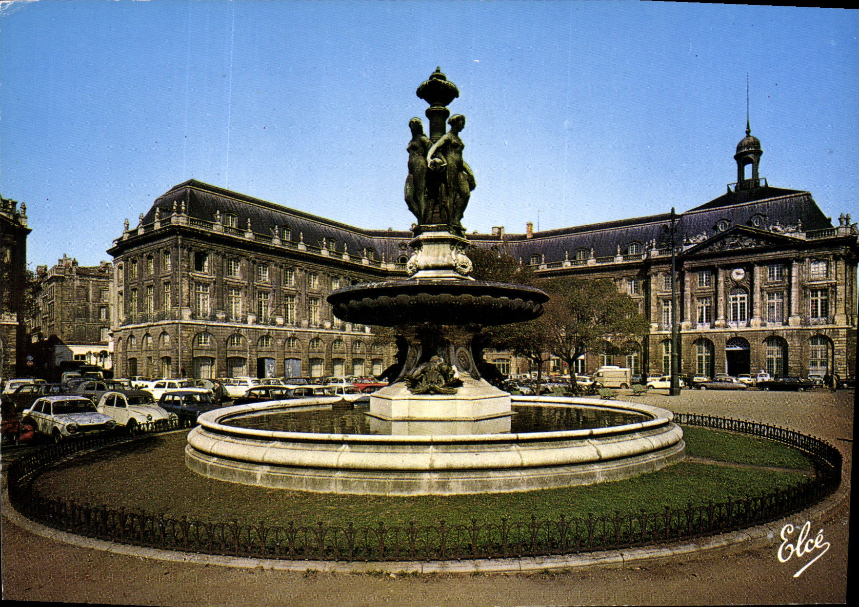 CPM Bordeaux Gironde la Place de la Bourse et la Fontaine des Trois Graces 