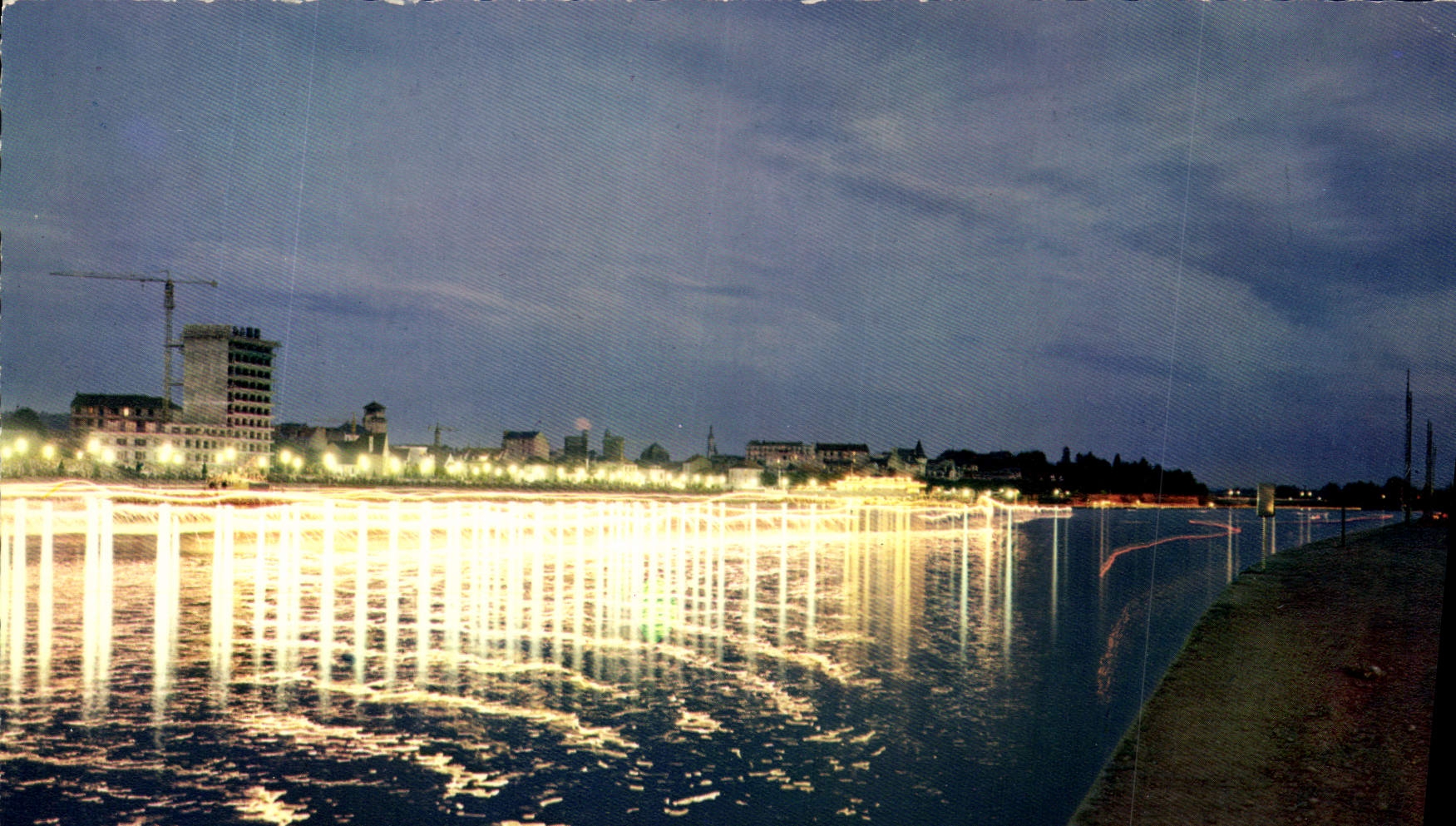 CPM Vichy Allier son bassin de sports nautique internationaux Feeries de lumieres sur le Lac d'Allie