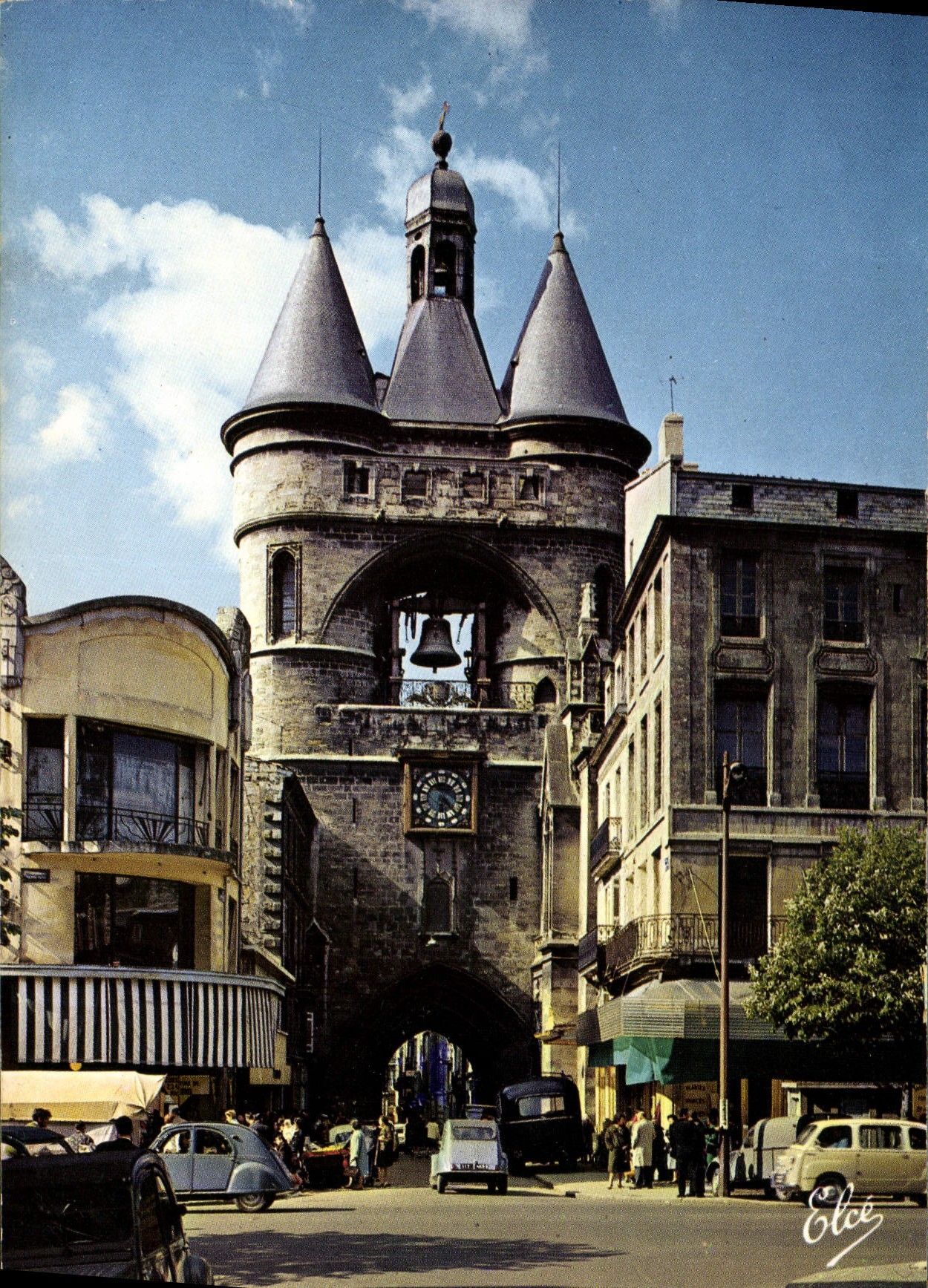 CPM Bordeaux Gironde La Grosse cloche ancien Hotel de Ville a droite l'Eglise St Eloi XII au XVe sie