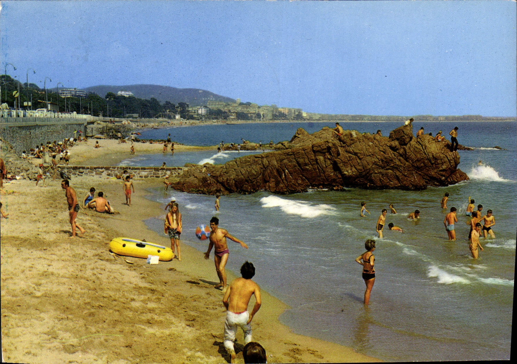 CPM La Bocca Une partie de la plage dans le lointoin 