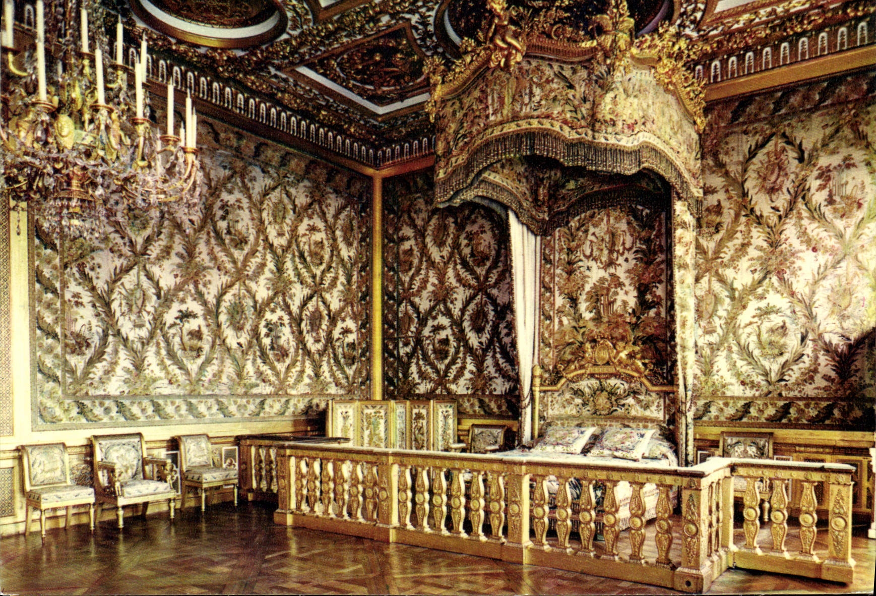 CPM Fontainbleau Chambre de la Reine 