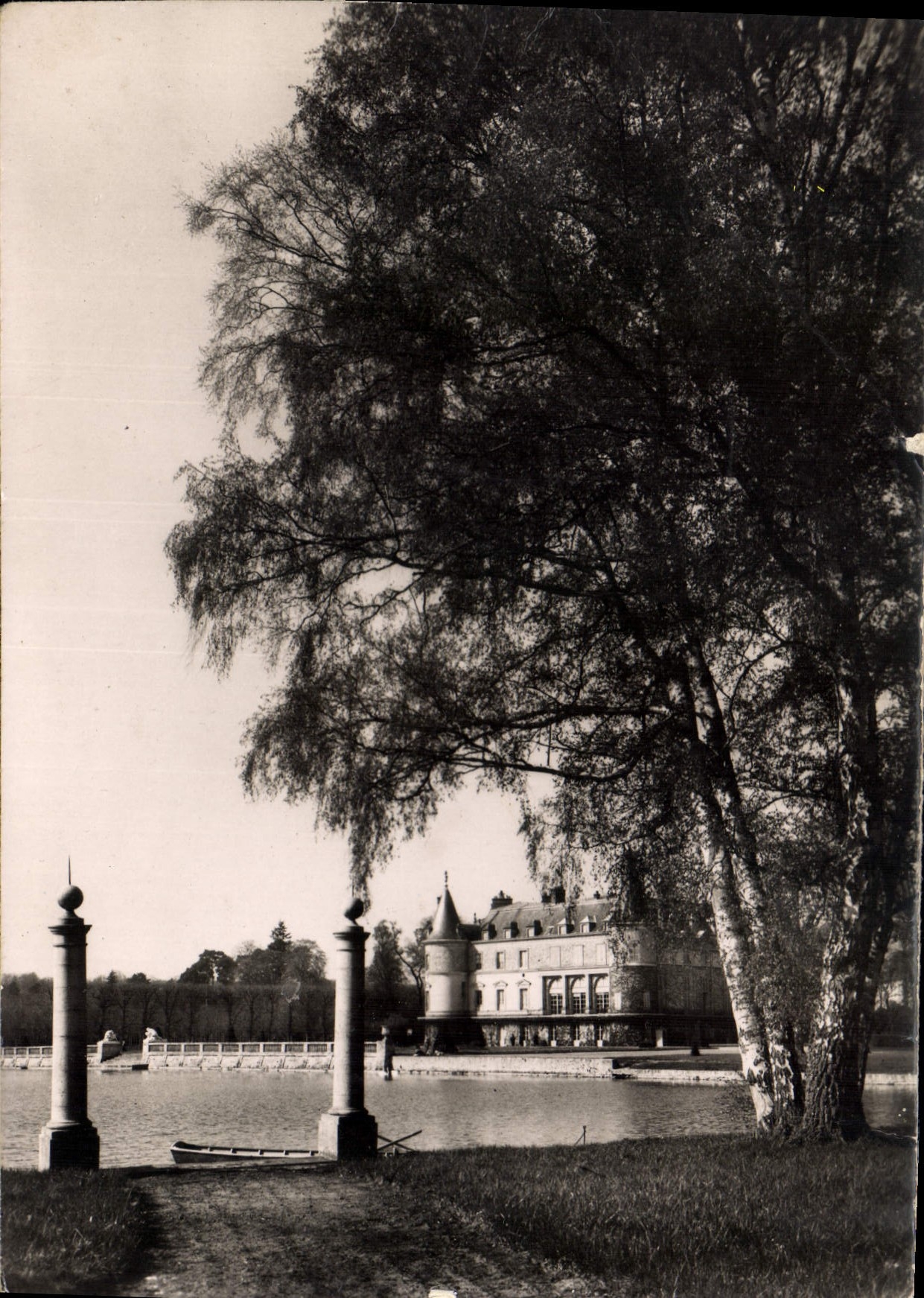 CPM Rambouillet Le Chateau et le Canal