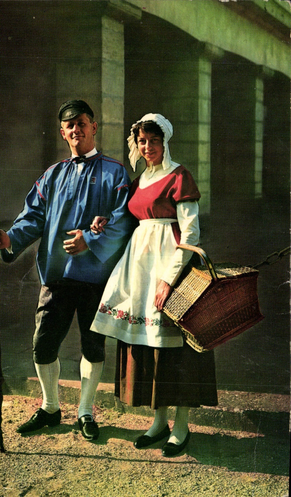 CPM Couple de danseurs du groupe folkorique Ucht La Vieillee