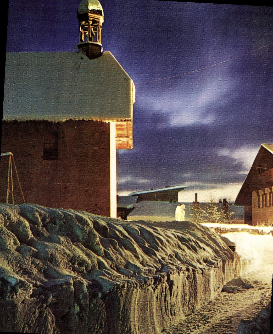 CPM Hiver dans les Alpes Soir sur la Chapelle enneigee