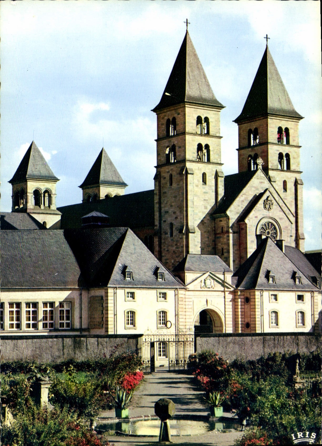 CPM Petite Suisse Luxembourgeoise Echternach la Basilique et le Jardin abbatial