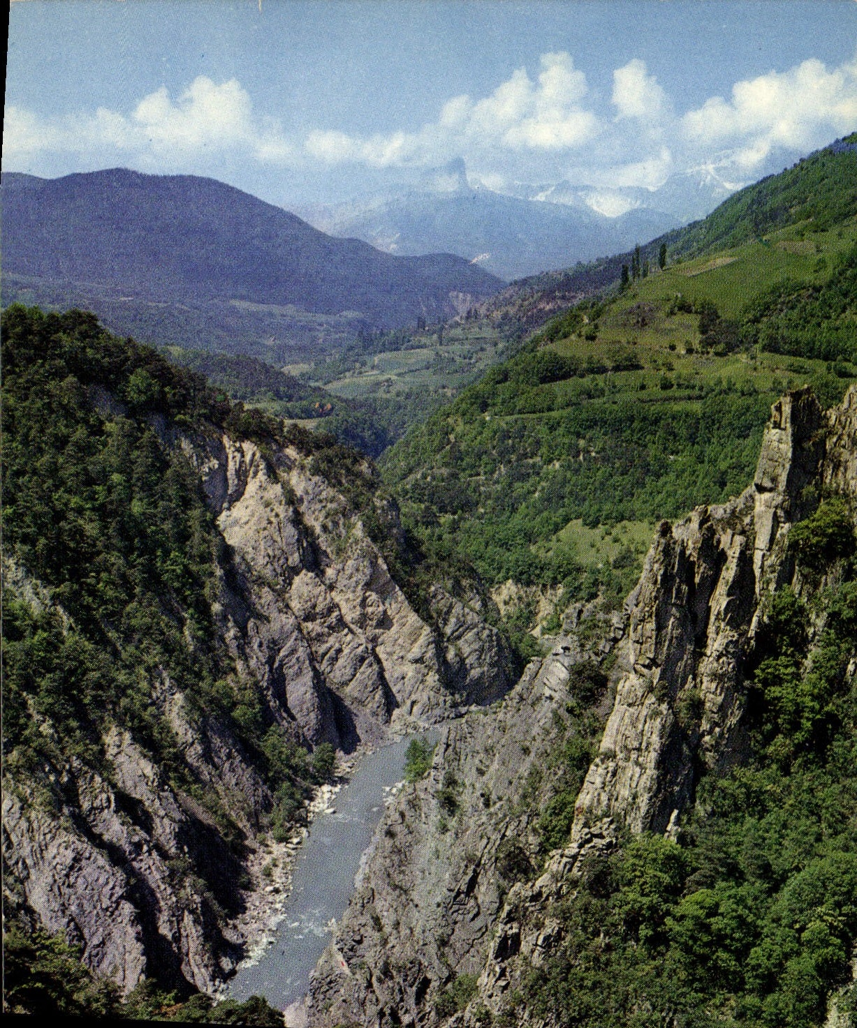 CPM Les Alpes en couleurs naturelles Les Gorges du Rac Au fond le Mont Aiguille