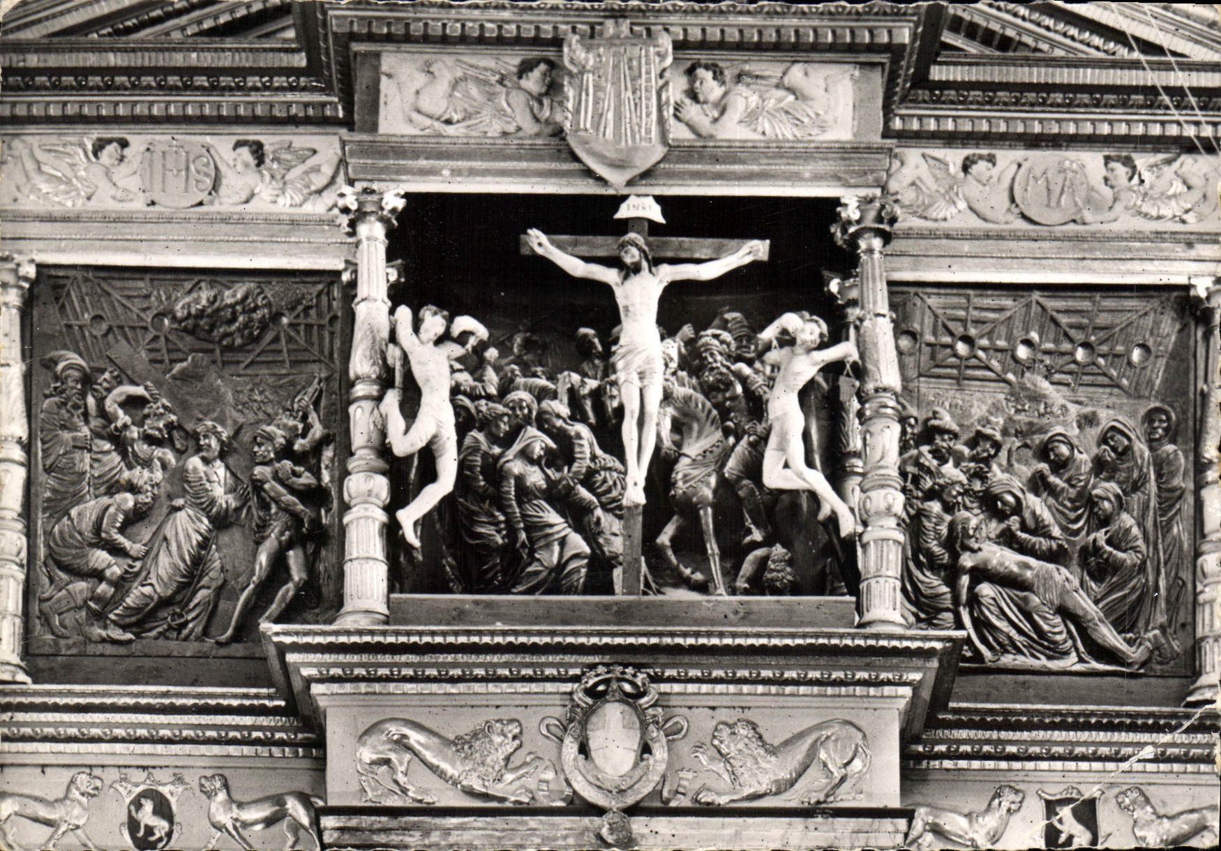CPM Utelle Eglise St Veran Retable de la Passion XVIs en bais sculpte Le Porfement de Croix La Cruci