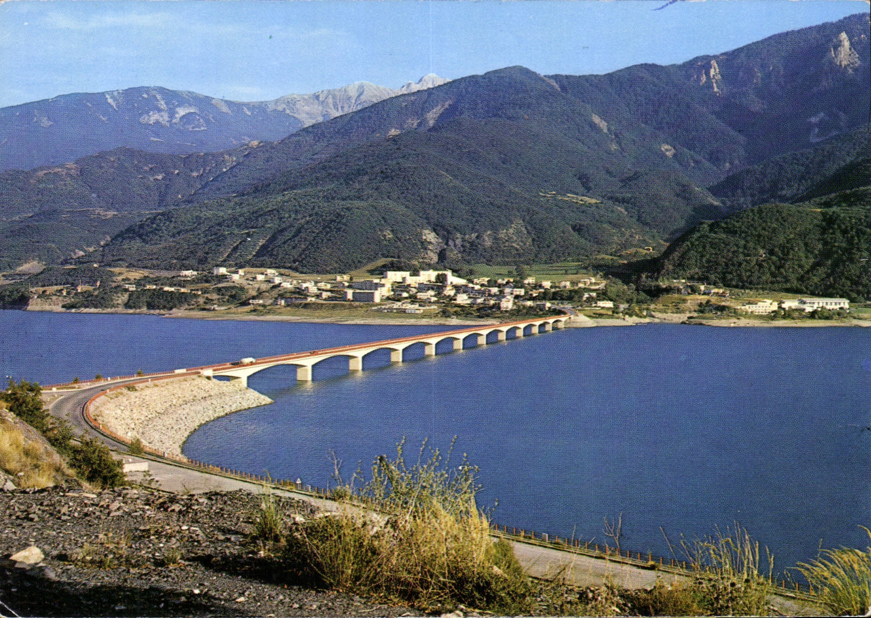 CPM Savines Le Lac Hautes Alpes Le Pont sur le lac de Serre Poncon et le village