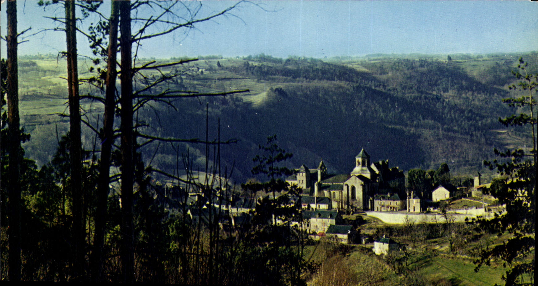 CPM Aubazine Correze L'abbaye fondee en 1135 vue d'ensemble
