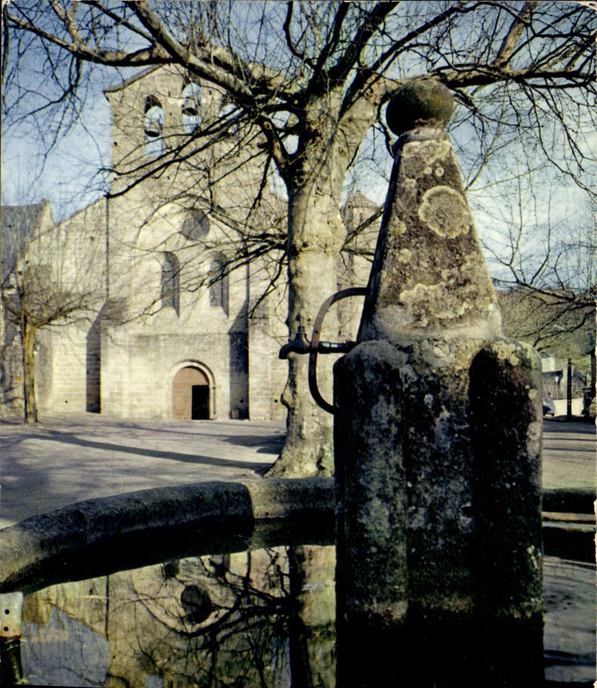 CPM Aubazine Correze La Fontaine et la celebre eglise romane du XII siecle