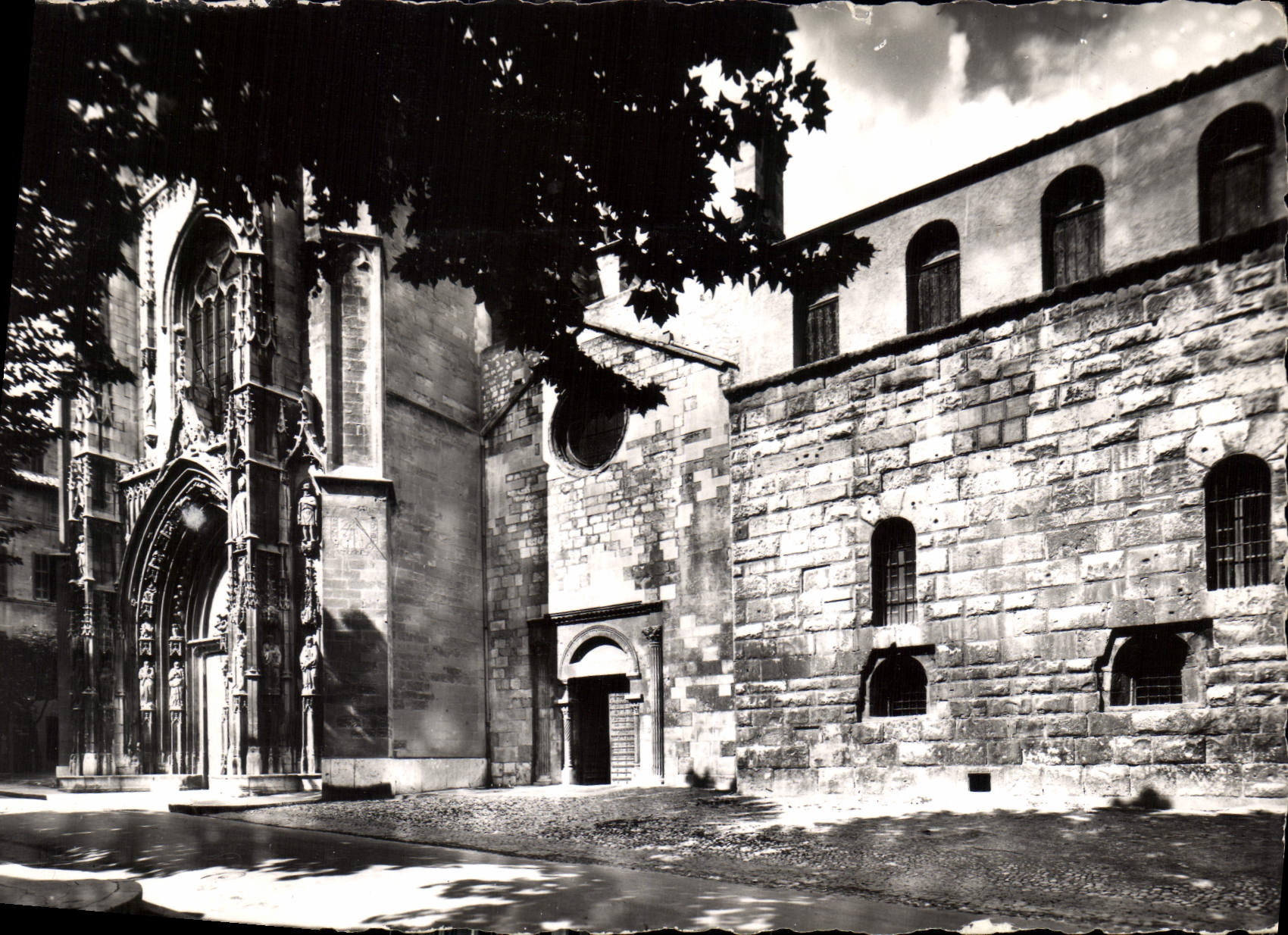 CPM La Cite du Roy Rene Aix en Provence La Cathedrale