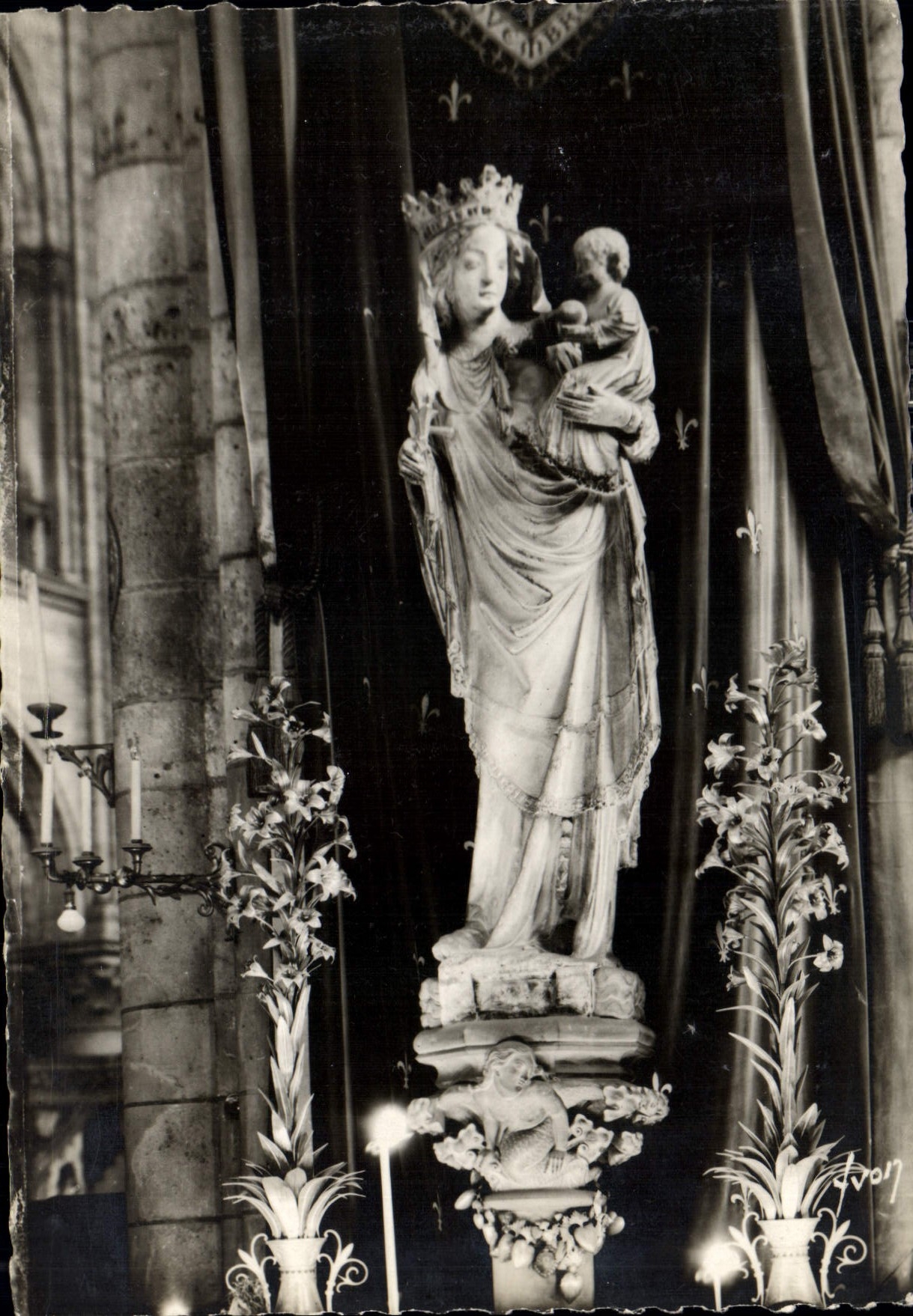 CPM Paris en Flanany Cathedrale Notre Dame Statue de Notre Dame de Paris