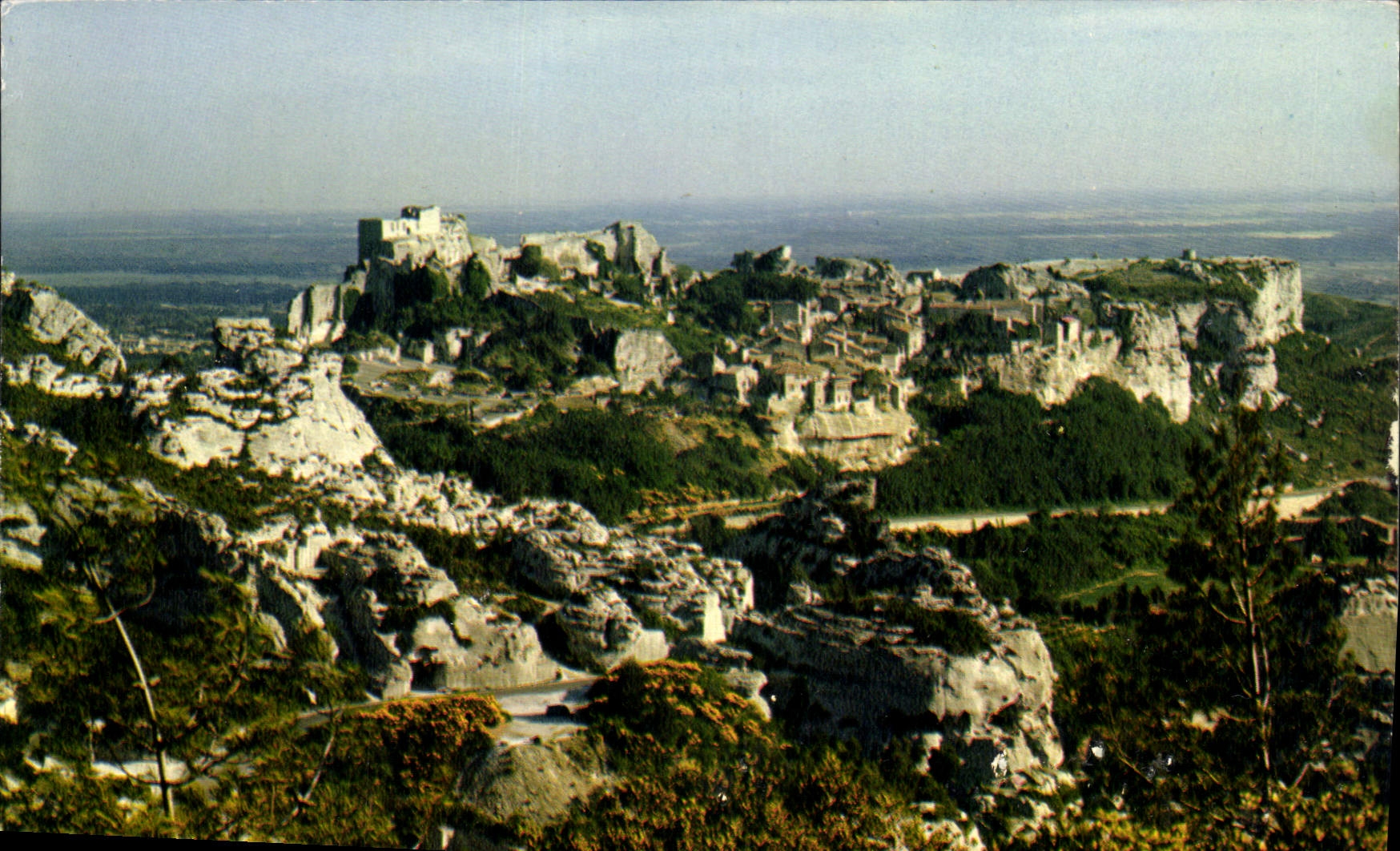 CPM Reflets de Provence les Baux de Provence Vue generale du rocher au milleu du Val d'Enter