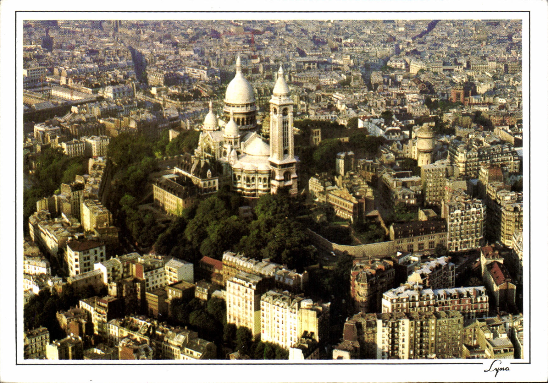 CPM En survolant Paris La Basilique du Sacre Coeur de Montmarte