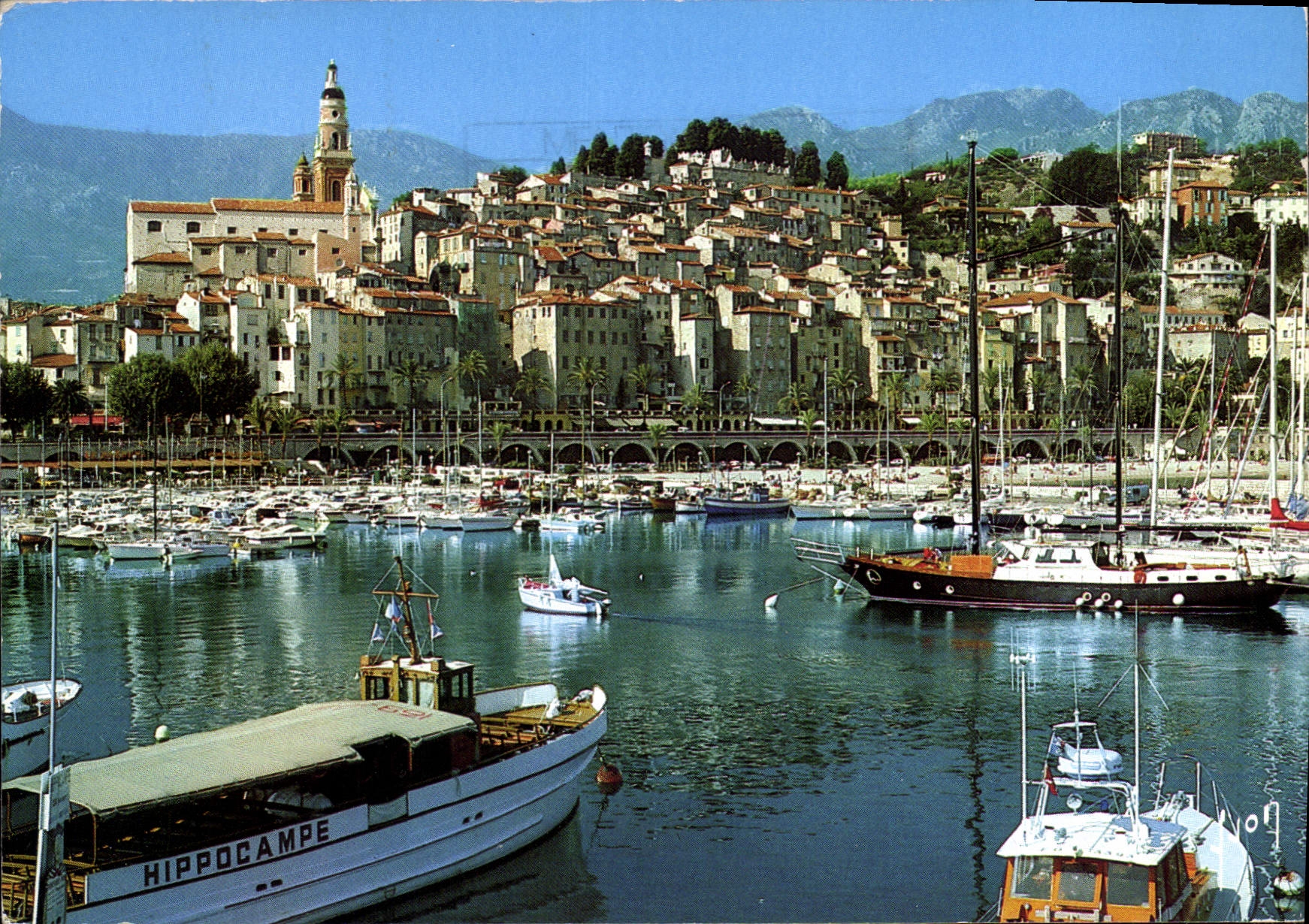 CPM La Cote d'Azur Menton Alpes Maritimes Le Vieux Port l'Eglise Saint Michel et la Vieille Ville 