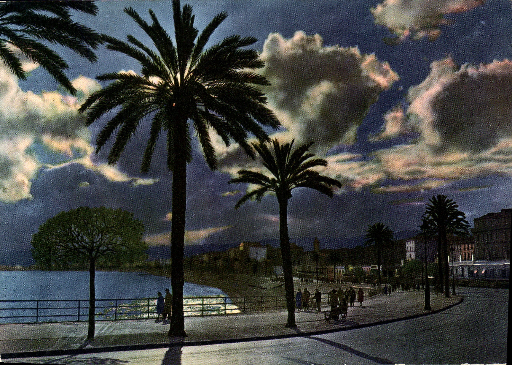 CPM Nice de soleil sur la baie des Anges