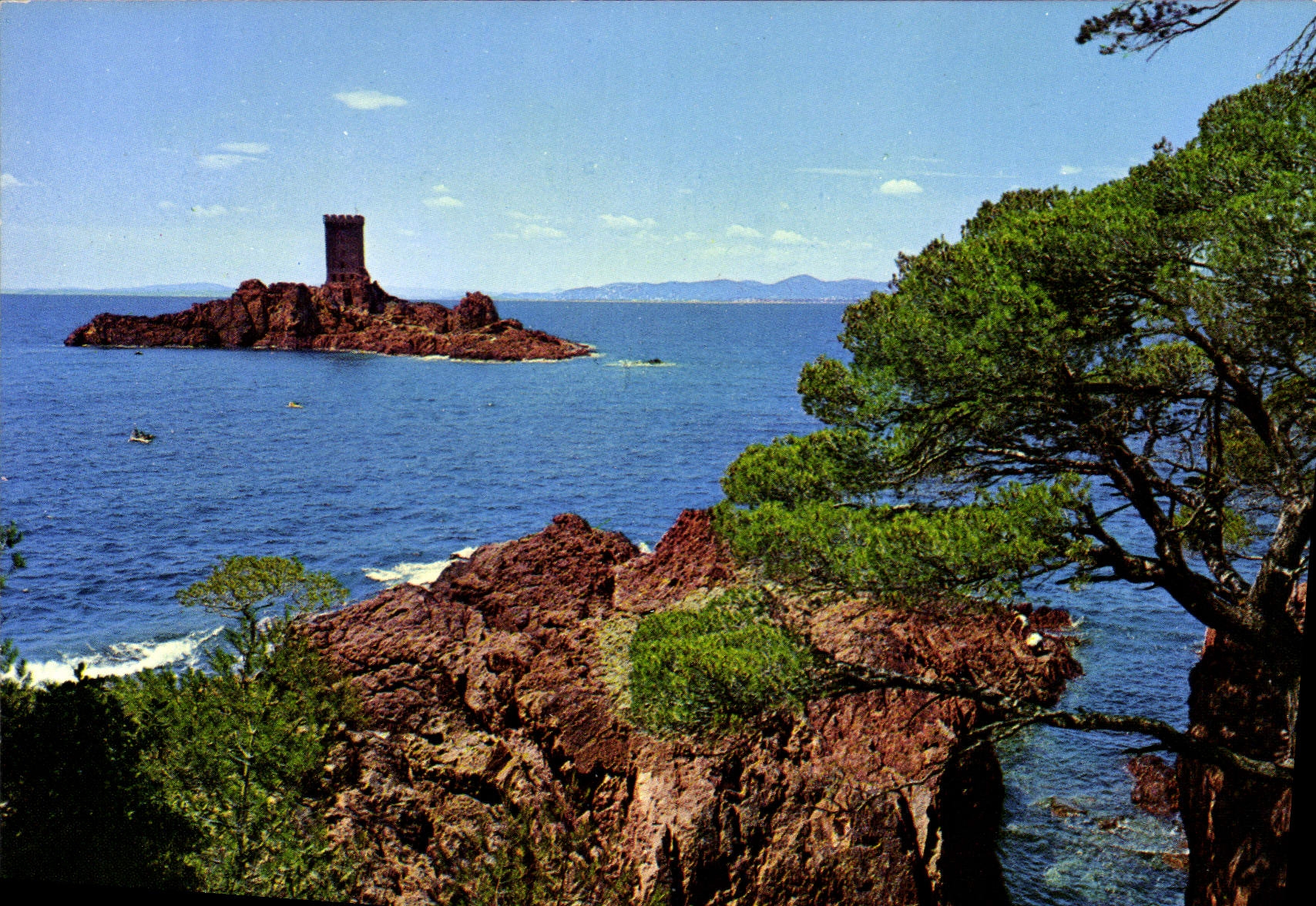 CPM La Corniche d'Or Roches rouges du Dramont Au fond l'Ile d'Or