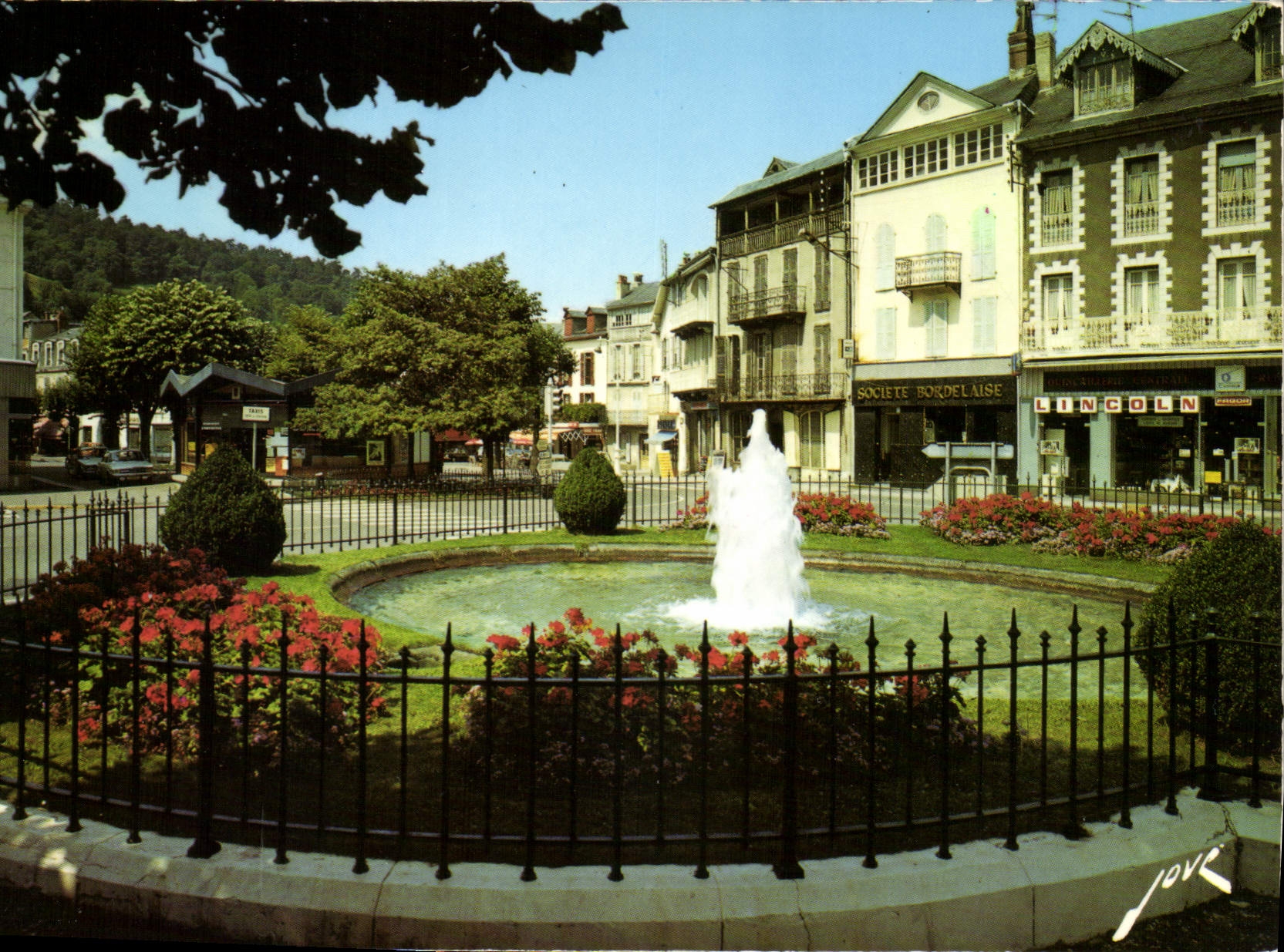 CPM Les Pyrenees Bagneres de Bigorre La Fontaine de Coustous