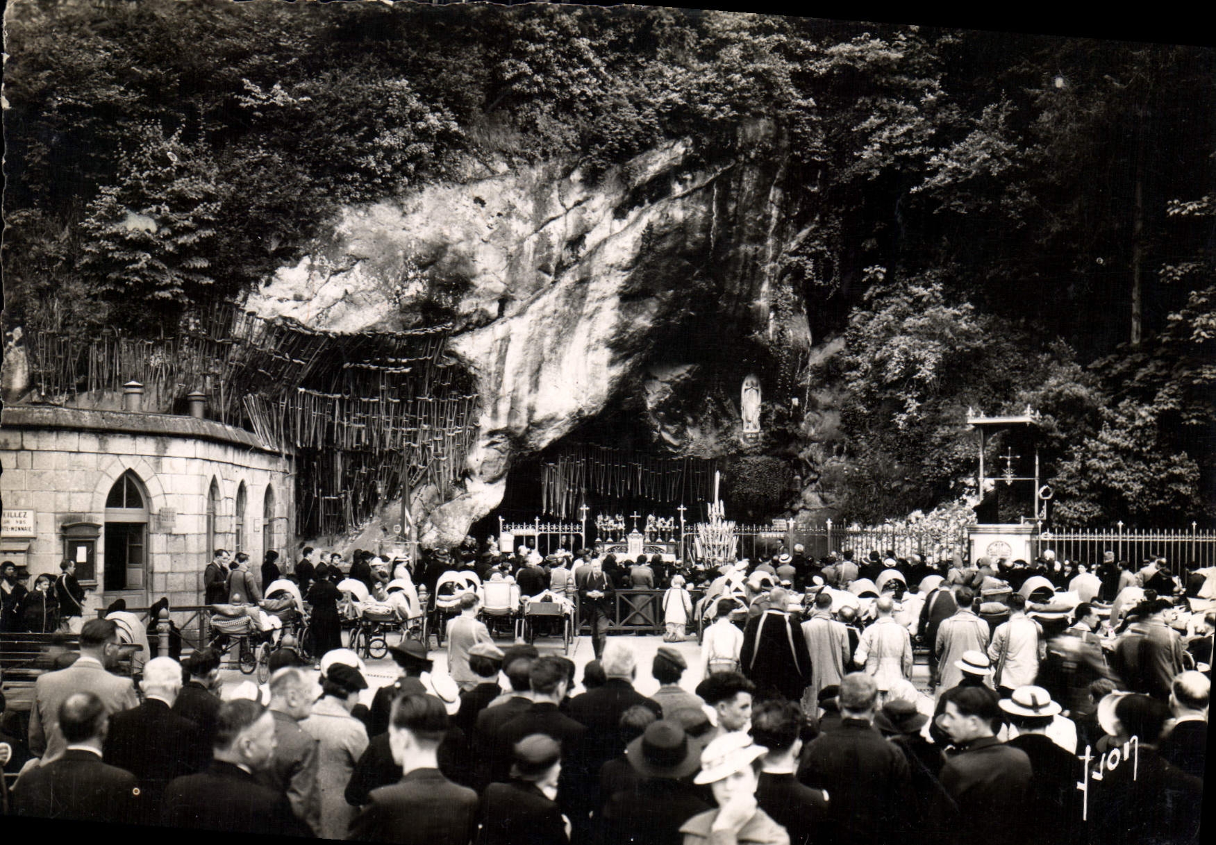 CPM Lourdes Htes Pyr La grotte miraculeuse 