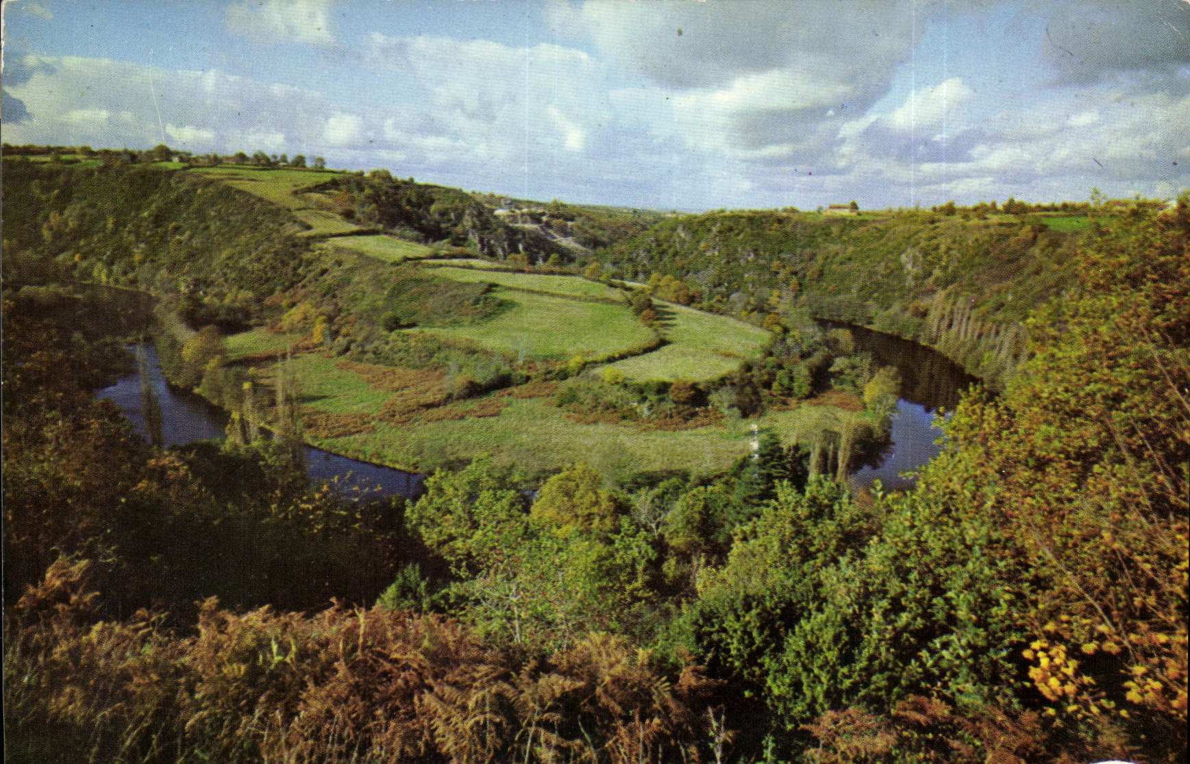CPM La Creuse pittoresque la Boucle de la Creuse devant le Village du