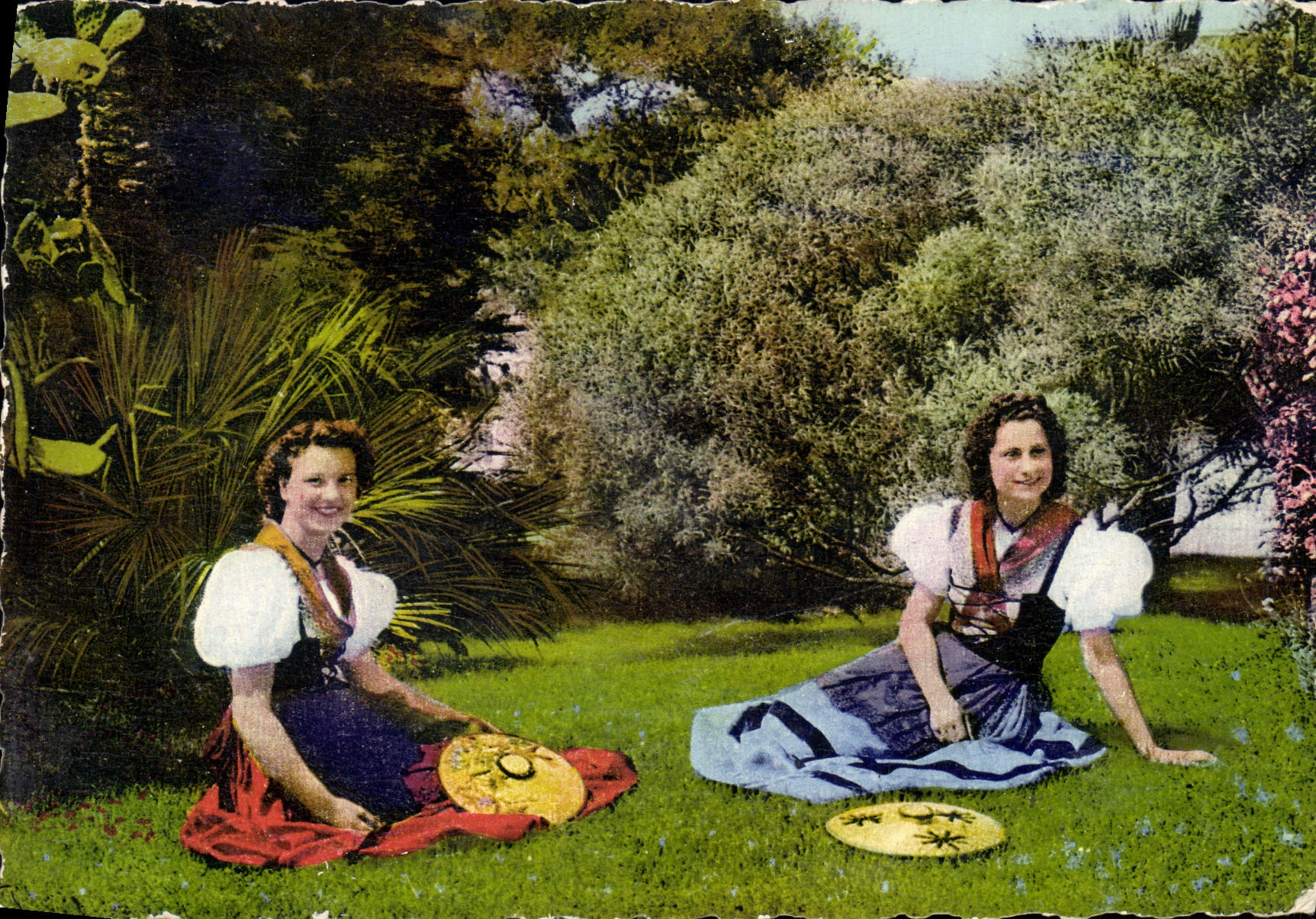 CPM Nice Deux Jolies nicoises Folklore