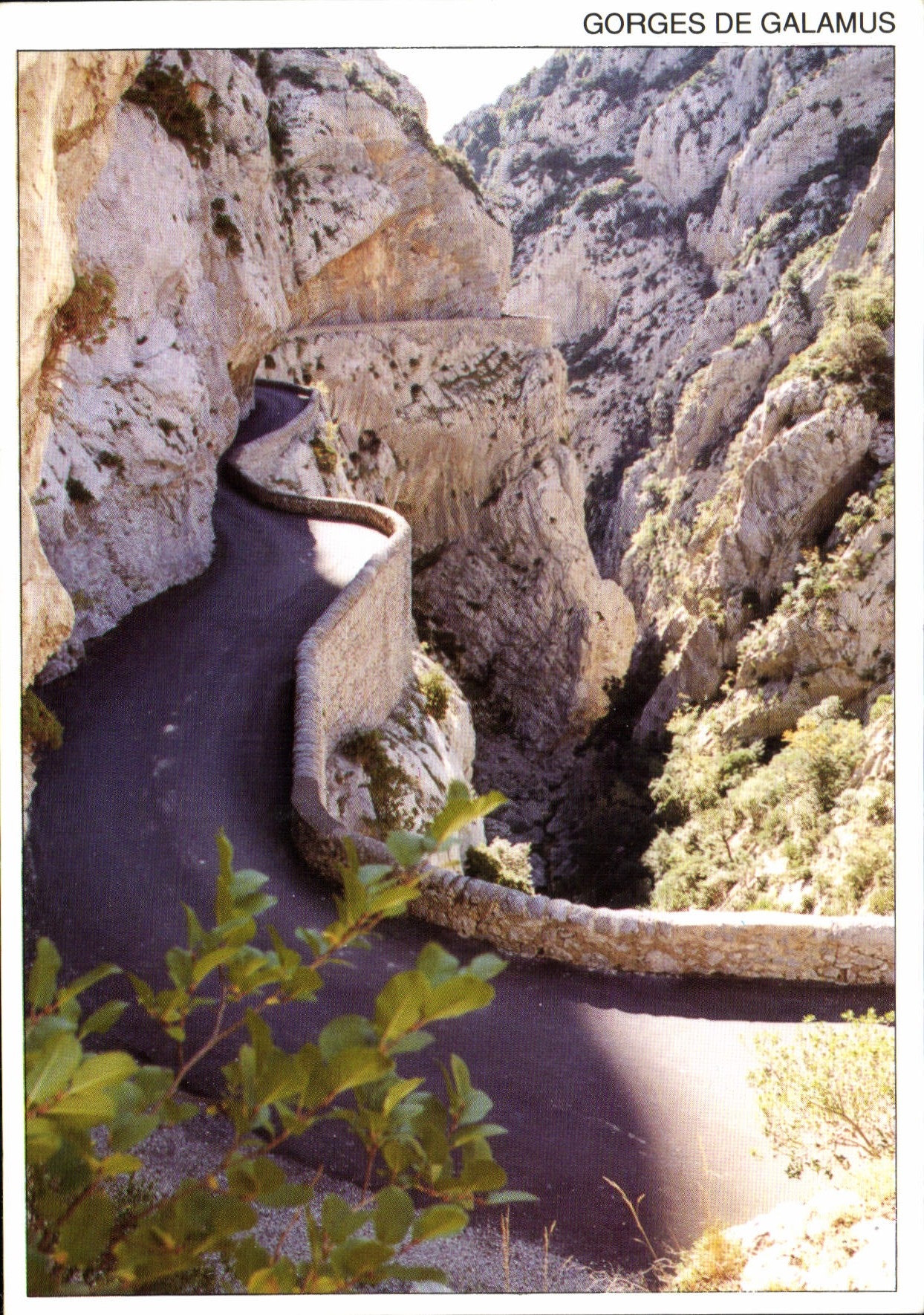 CPM Message du Sud Gorges de Galamus Aude Un Site Sauvage et une route Fantastique Taillee dans le R