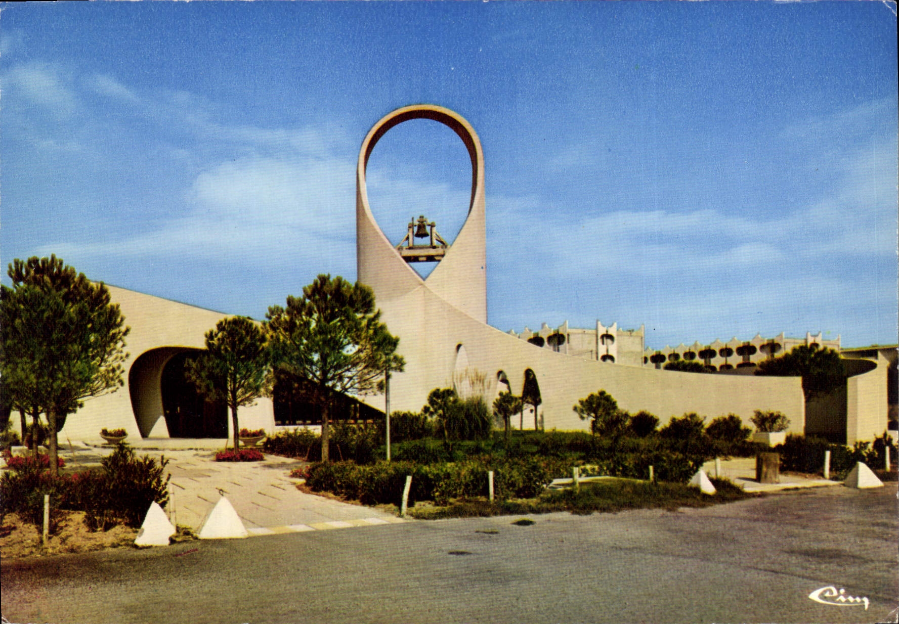 CPM La Grande Motte herault l'eglise St Augustin 
