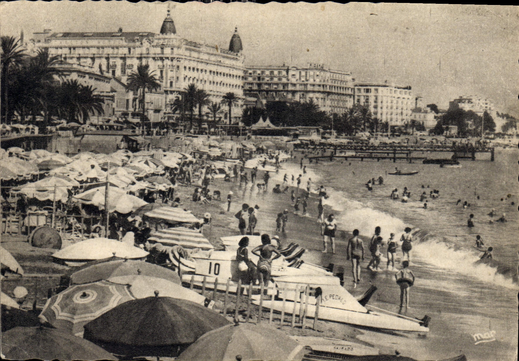 CPM La cote d'Azur Cannes la Plage de la Croisette 