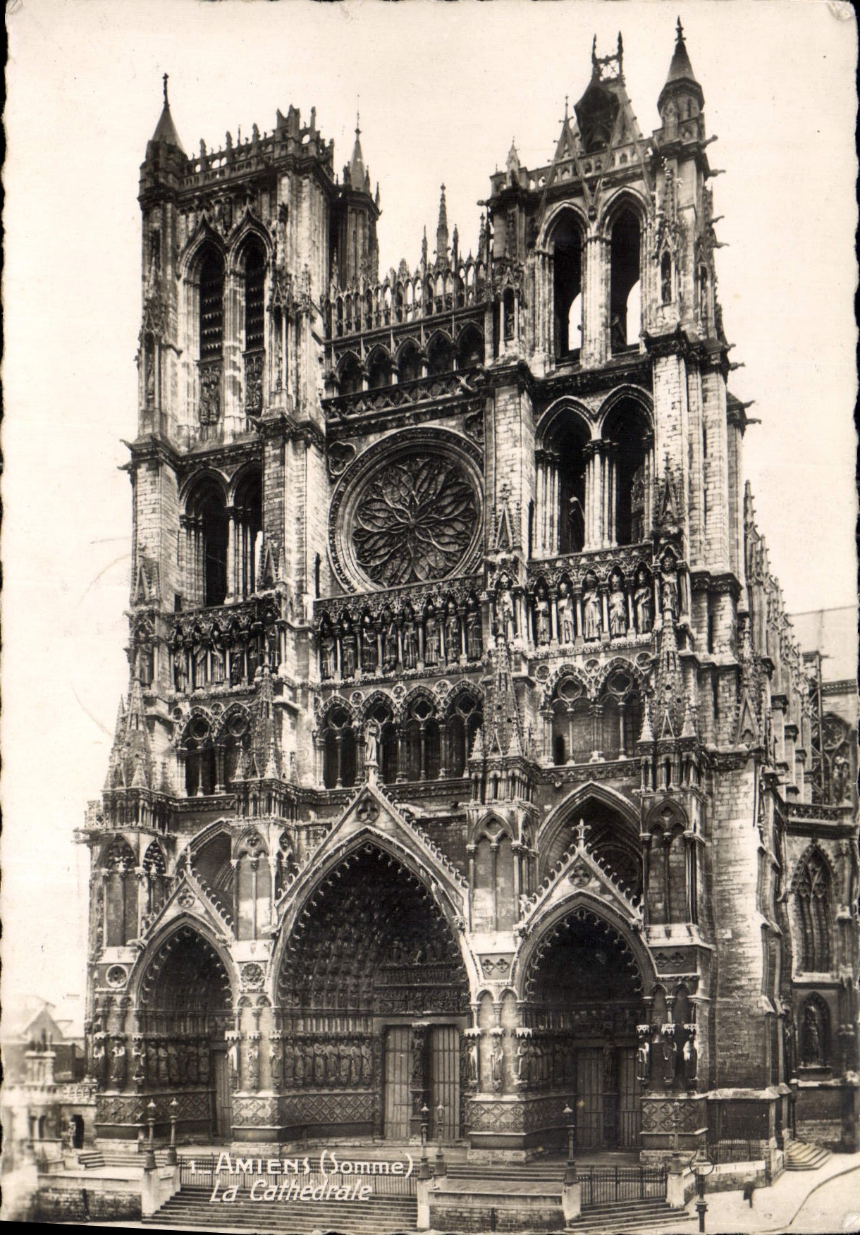 CPM Amiens Somme la Cathedrale 