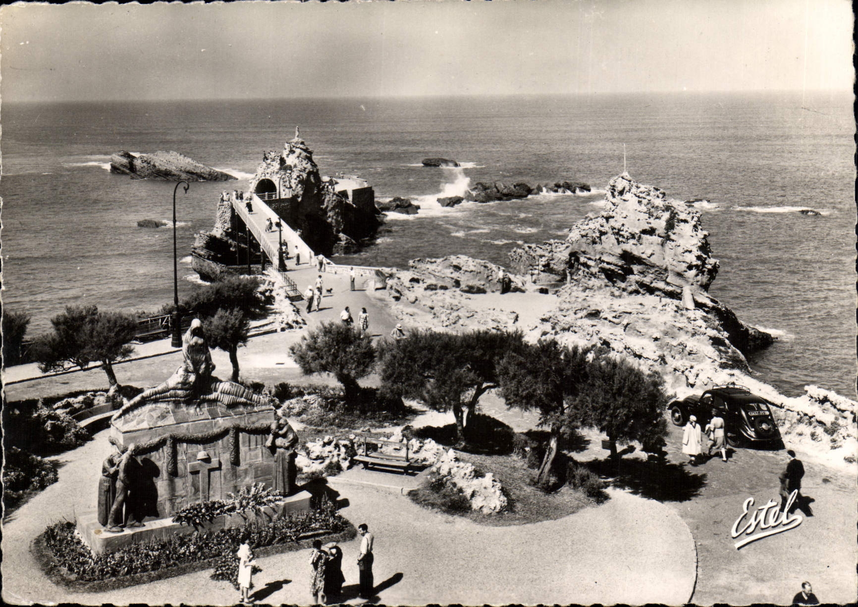CPM Biarritz vue sur le rocher de la Vierge et le monument aux Morts 