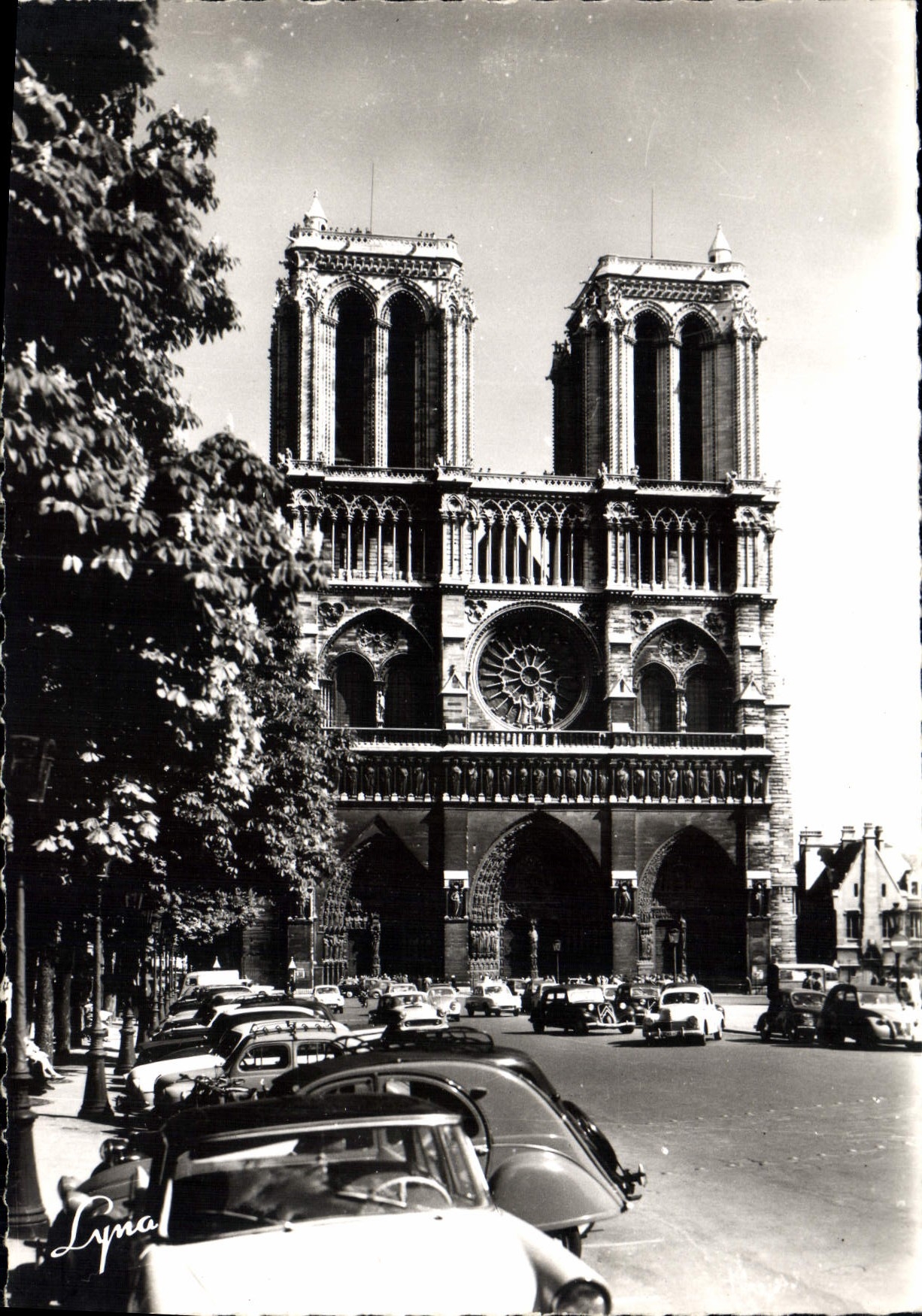 CPM Paris La Cathedrale notre Dame de Paris