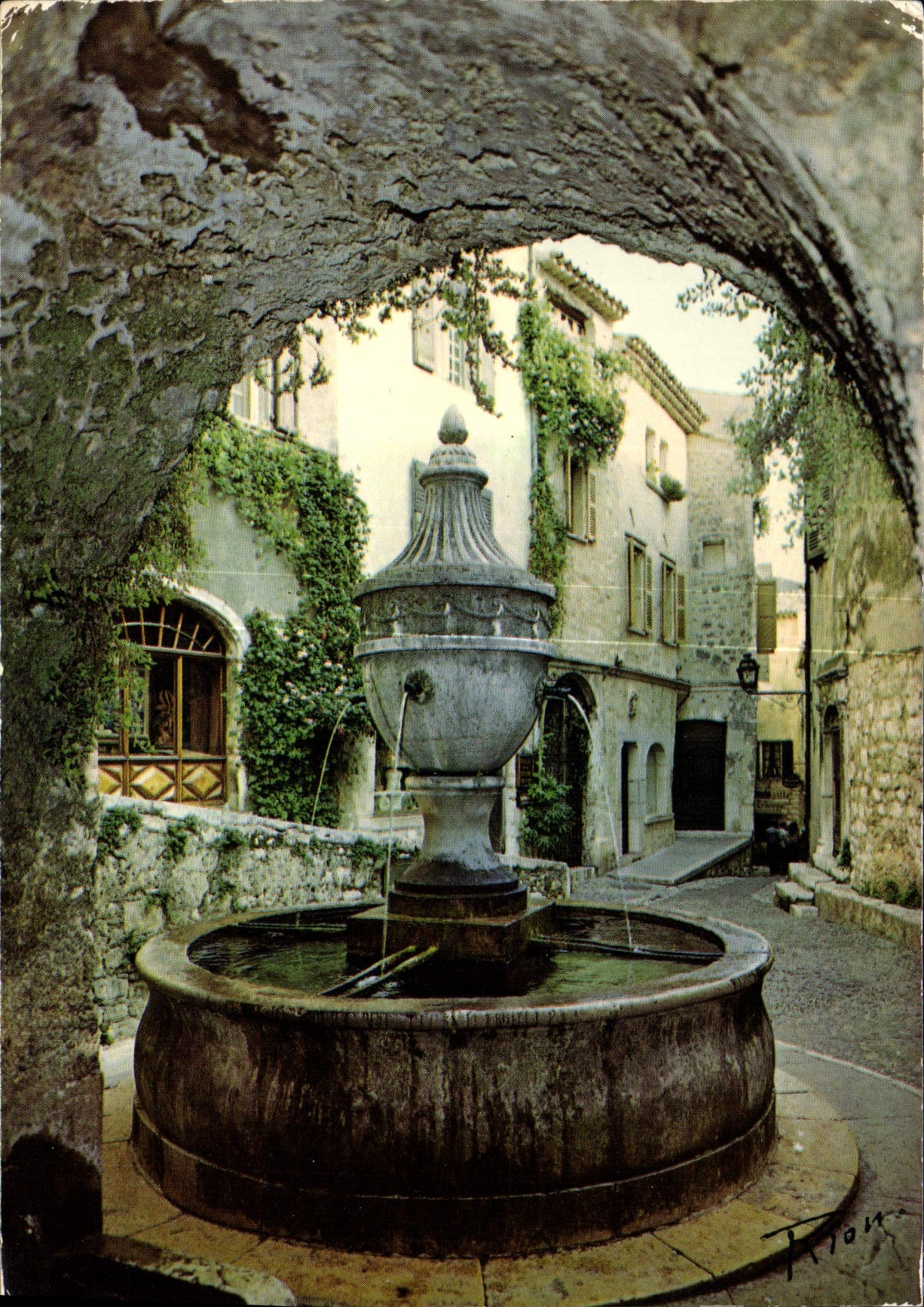 CPM La Cote d'Azur inoubliable Saint Paul de vence la fontaine