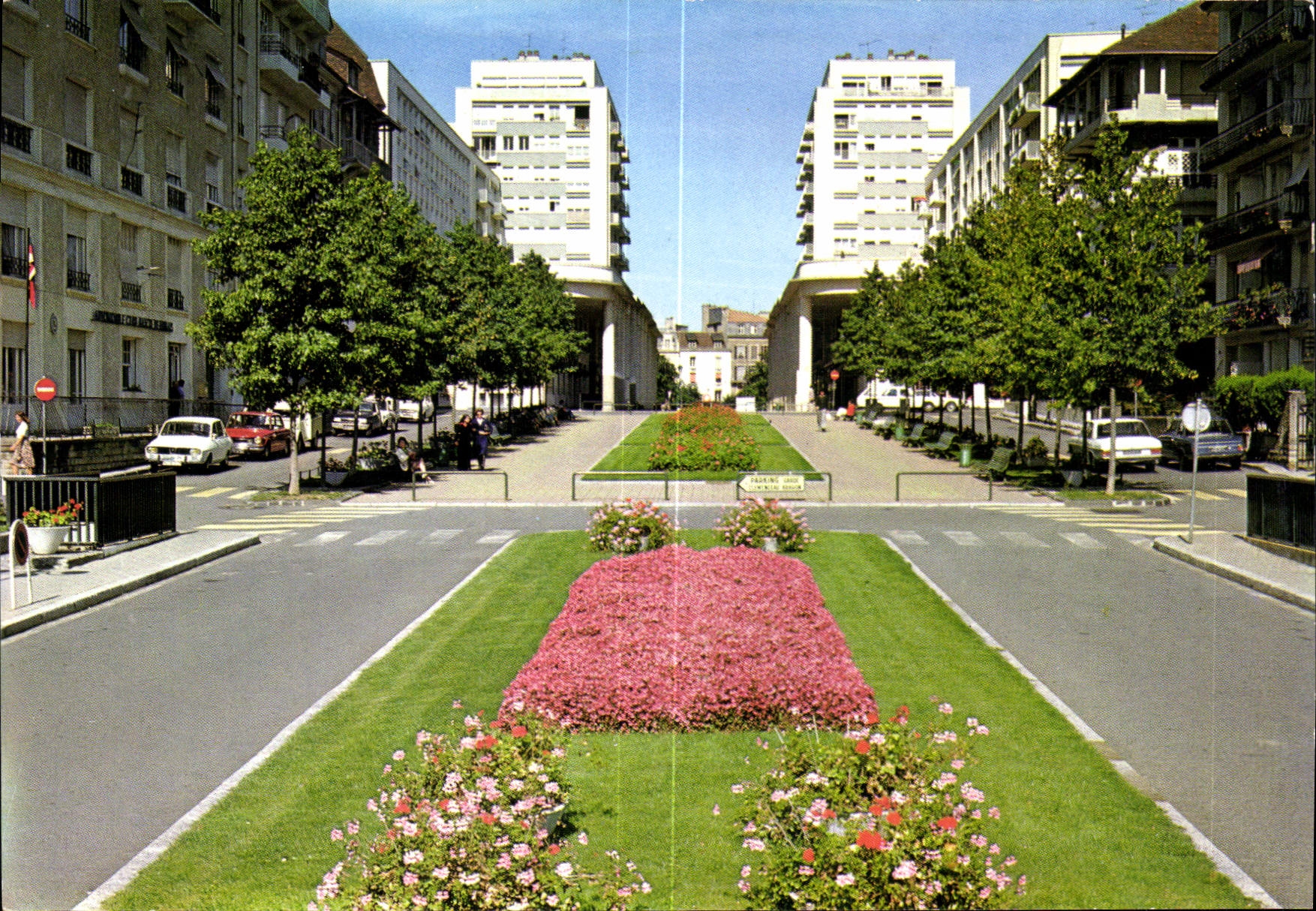 CPM Pau Pyr Atl Ville Royale et Capitale du Bearn la Place Argon et le Palais des Pyrenees