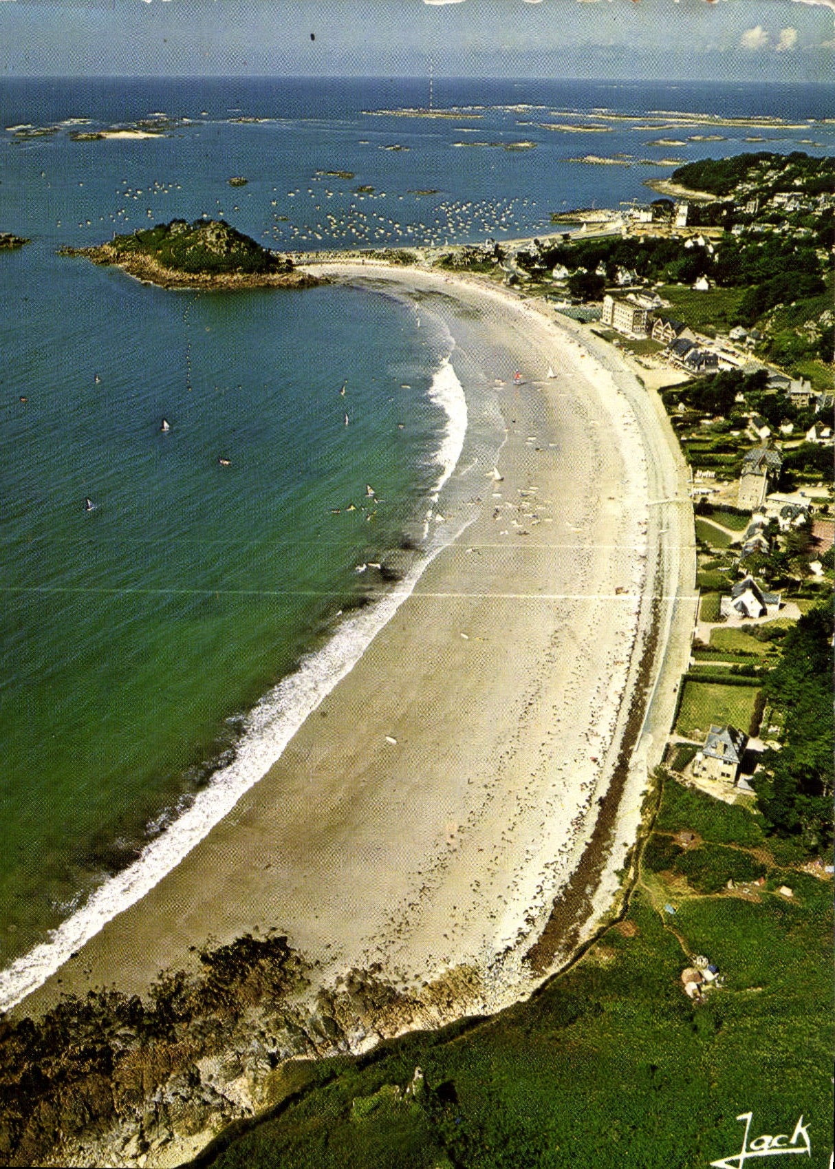 CPM Couleurs de Bretagne la cote de Granit Rose Trebeurden la plage de et le rocher du Castel