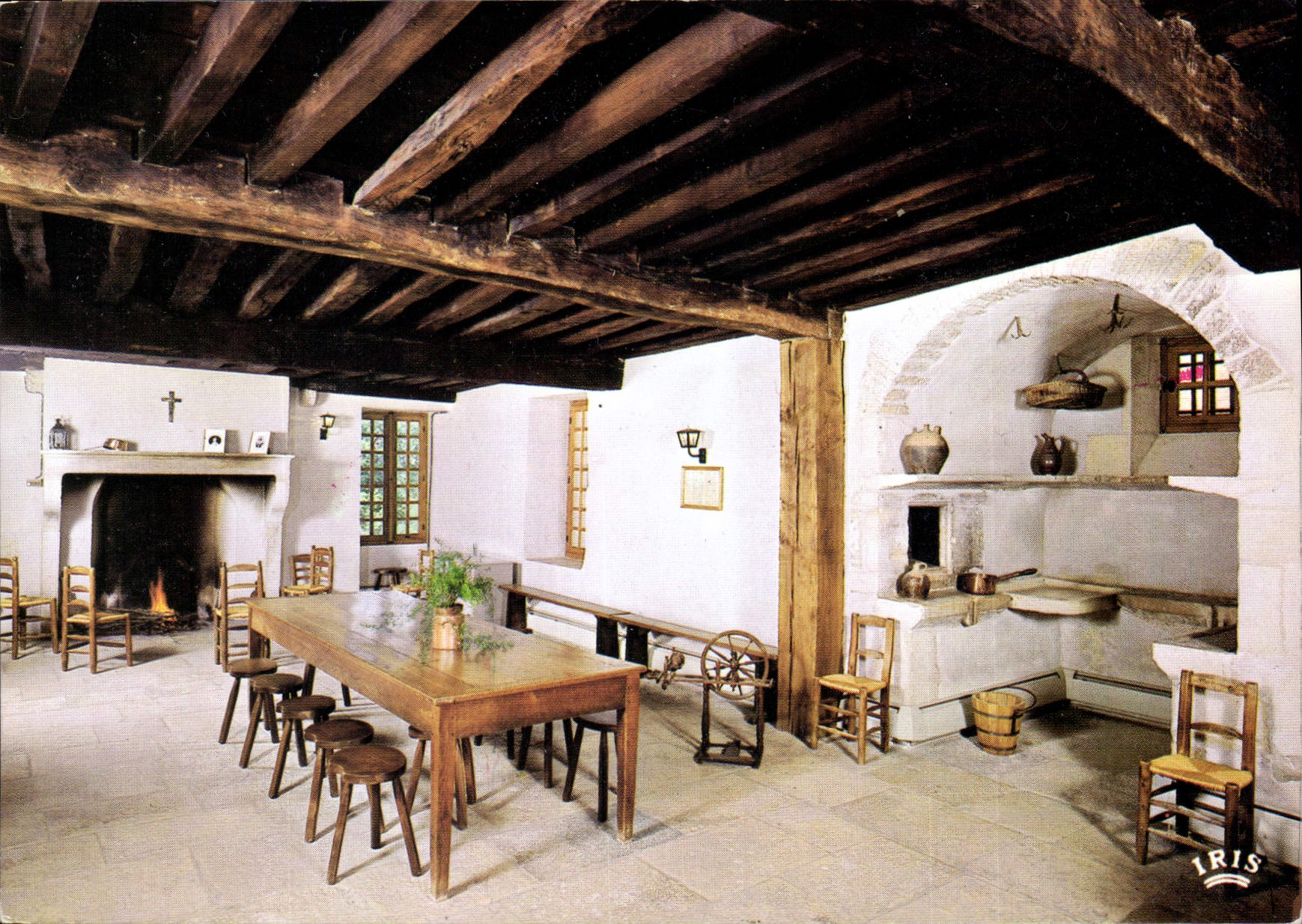 CPM Fain Les Moutiers Cote d'Or Village ou naquit Sainte Catherine Laboure Salle de sejour de la fam