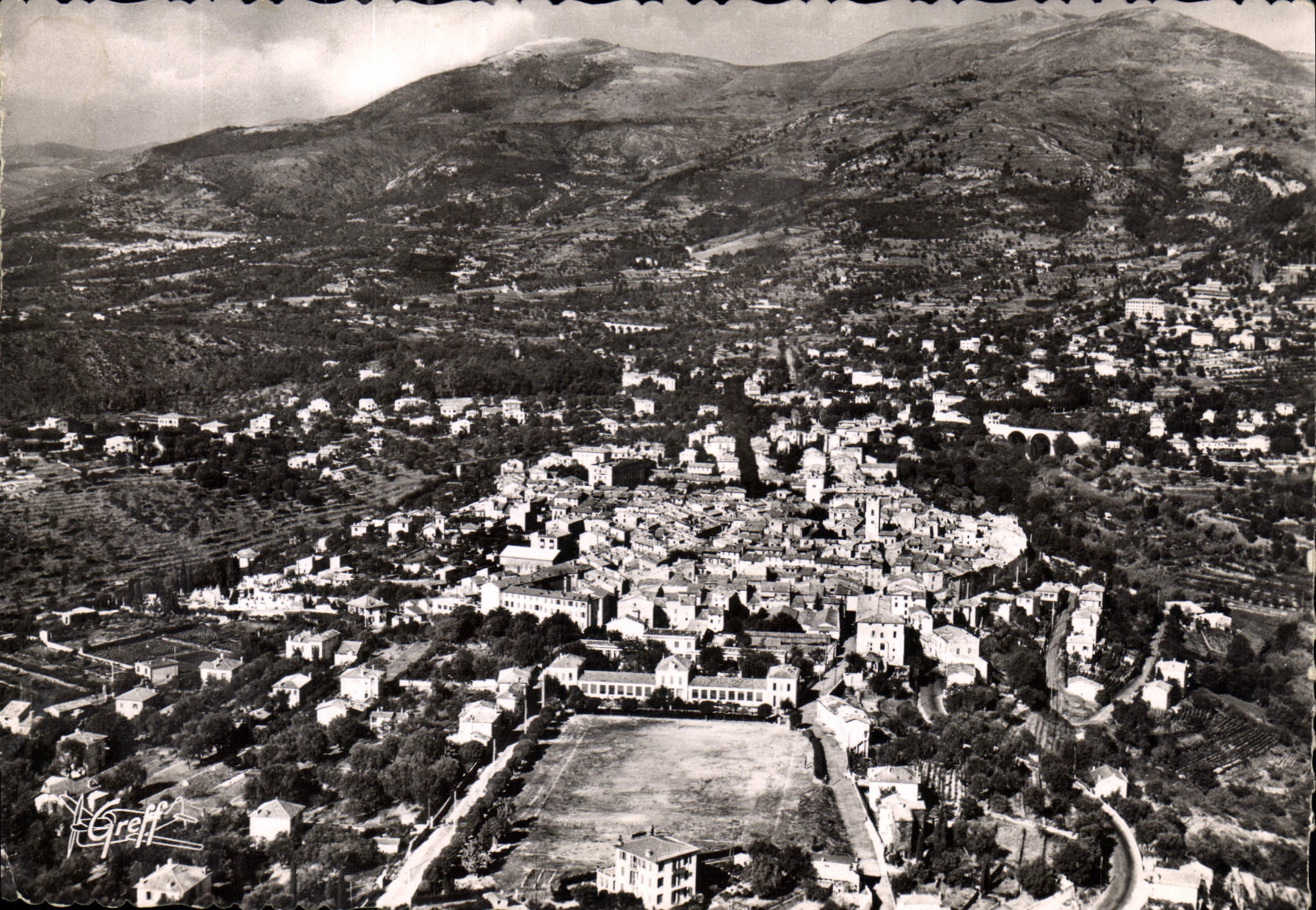 CPM En Cote d'Azur Vue aerienne Vence A M La Ville et ses collines
