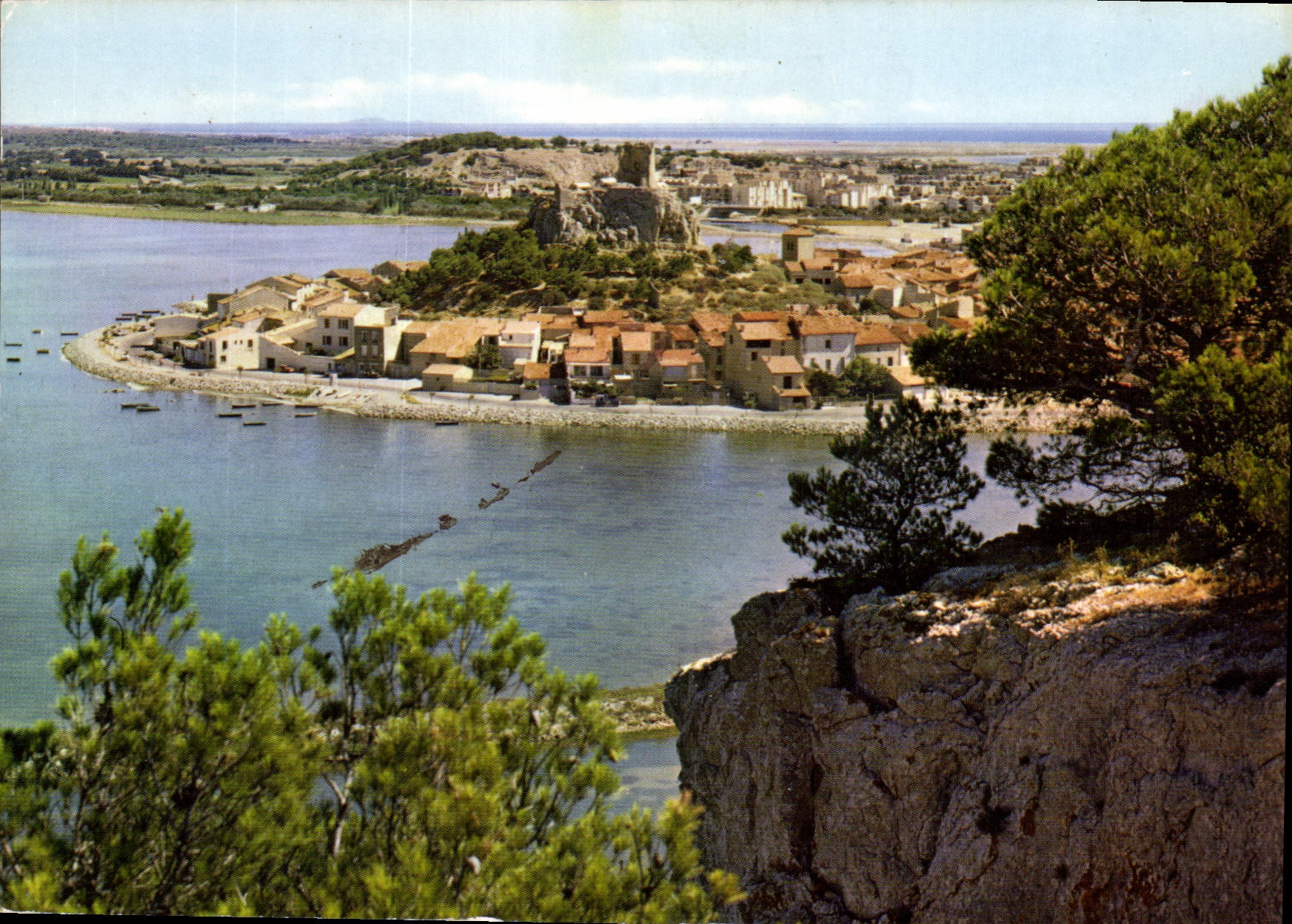 CPM Gruissan Le village et la tour barberousse