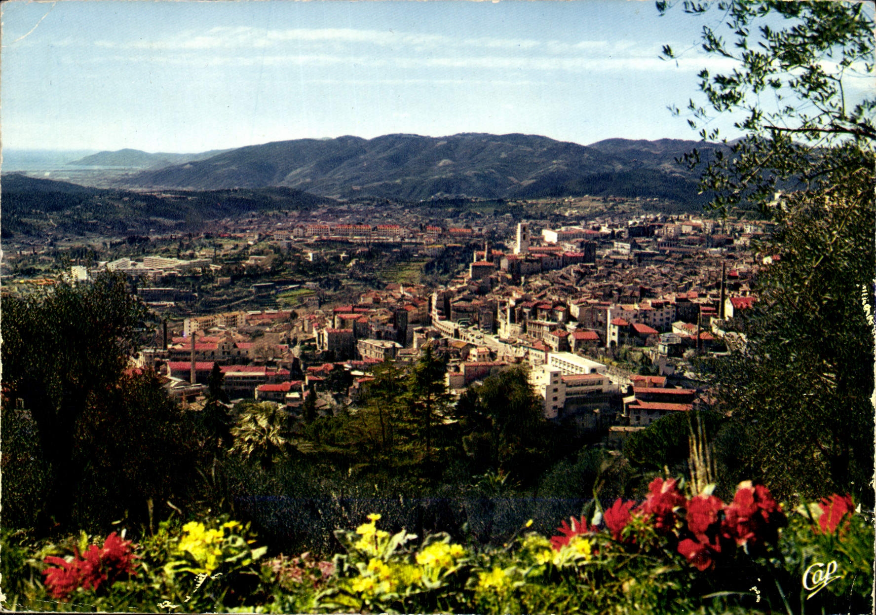 CPM Cote d'Azur Carrefour Mondial du Tourisme Grasse Ville des Fleurs et des Parlums Vue generale Au