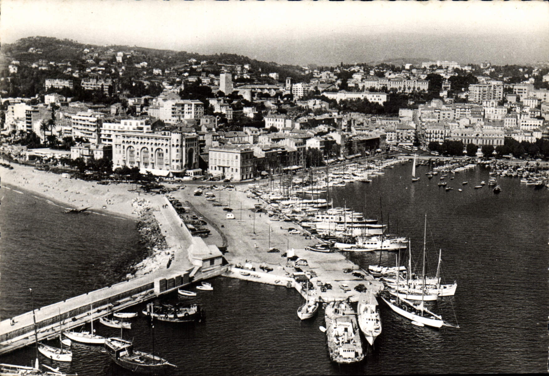 CPM Cote d'Azur Cannes Vue aerienne sur le Suquet Bateaux