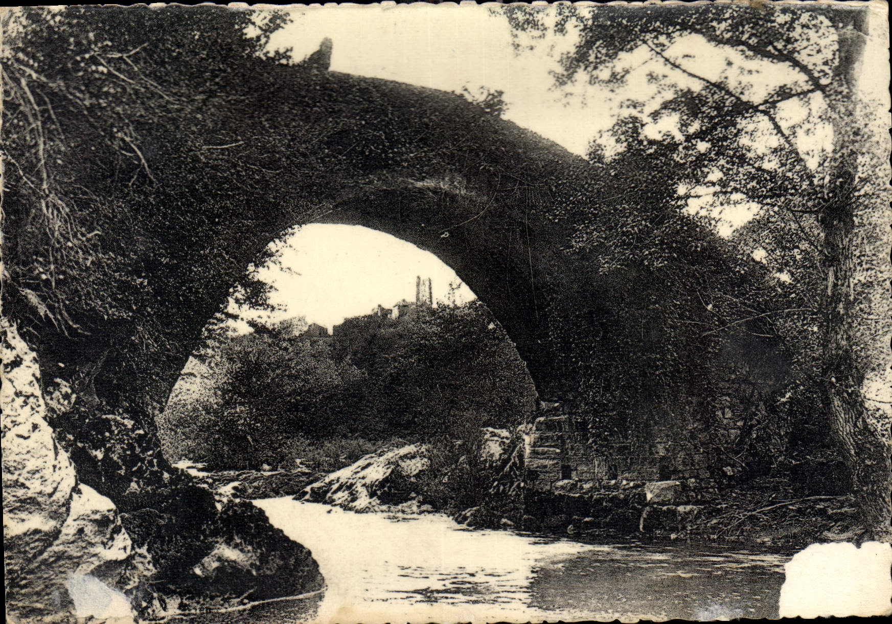 CPM l'Aveyron Ilustre Villefranche De Rouergue Pont Gallo Romain de Cayla