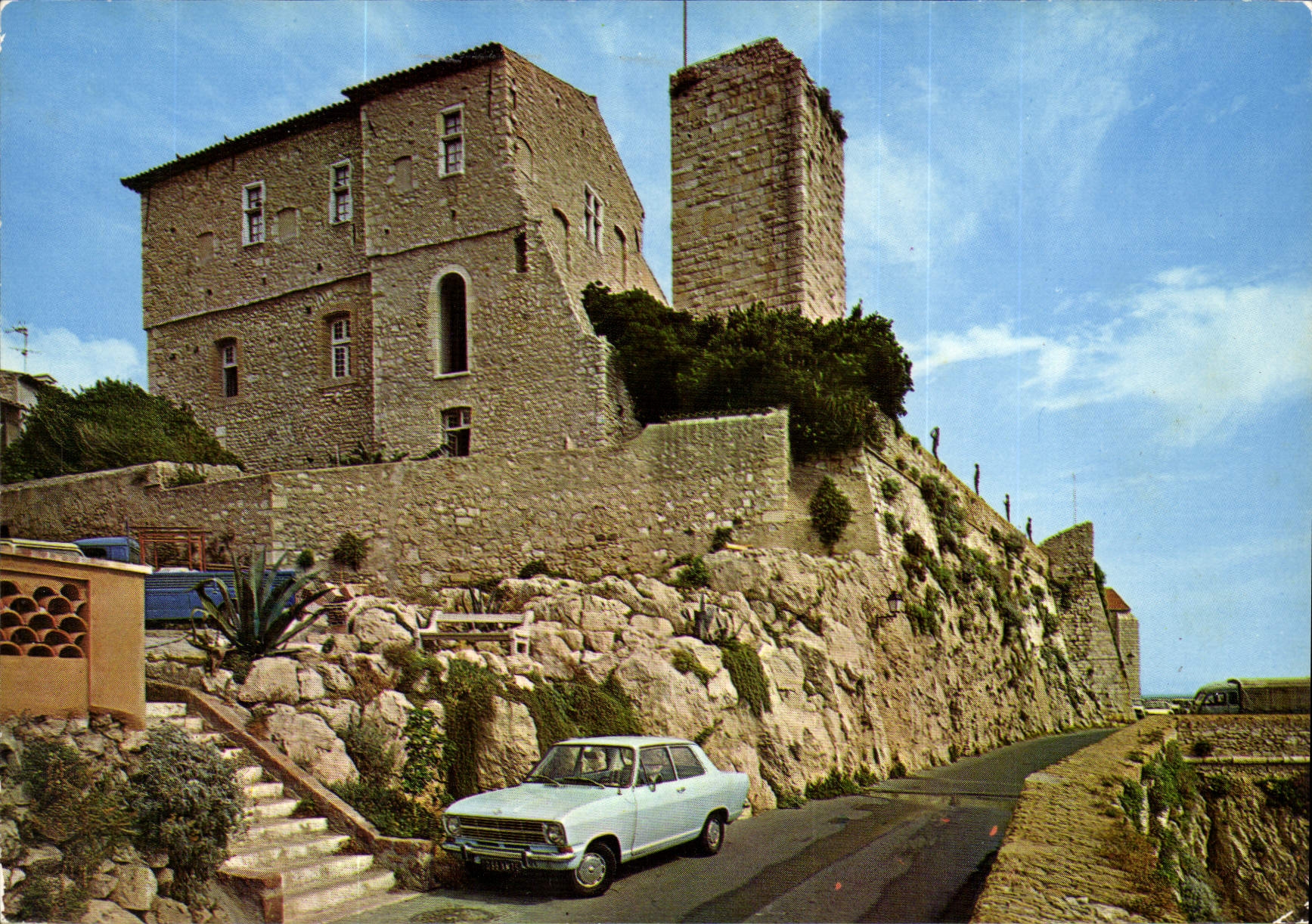 CPM Antibes Le Chateau Grimaldi et Musee Picasso