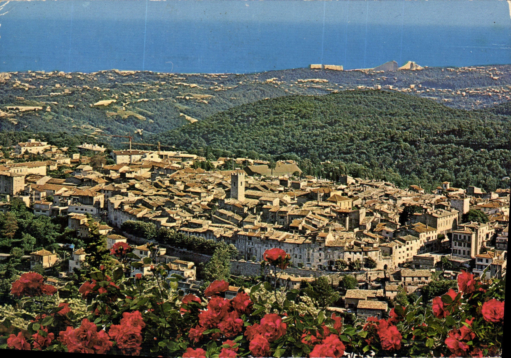 CPM Cote d'Azur Vence A M Vue generale au fond la Mediterranee