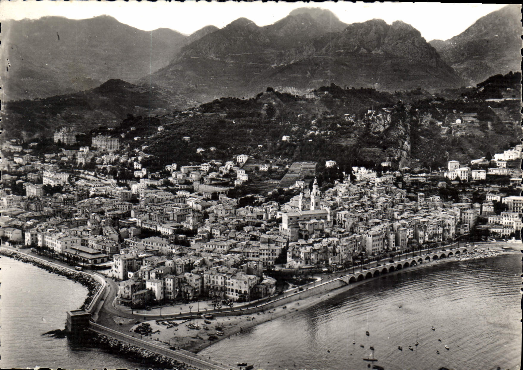 CPM Menton Alpes Maritimes Panorama aerien de la ville