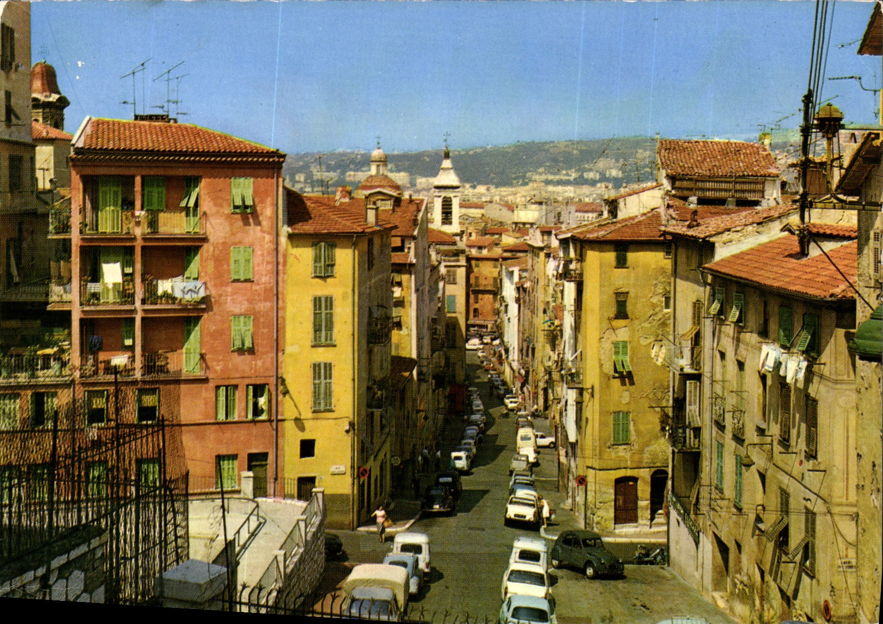 CPM Nice La Cieille Ville la rue Rossetti et Cathedrale Sainte Reparate 