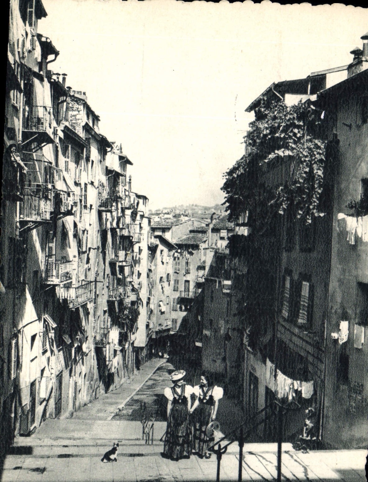 CPM Nice Une rue pittoresque du Vieux Nice Folklore Femmes