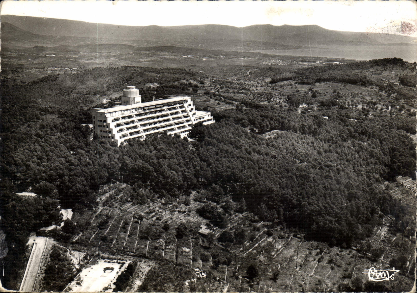 CPM La Cote d'Azur Vallauris A M Vue aerienne sur le Centre Helio Marin dans le fond la Mer et la Ch