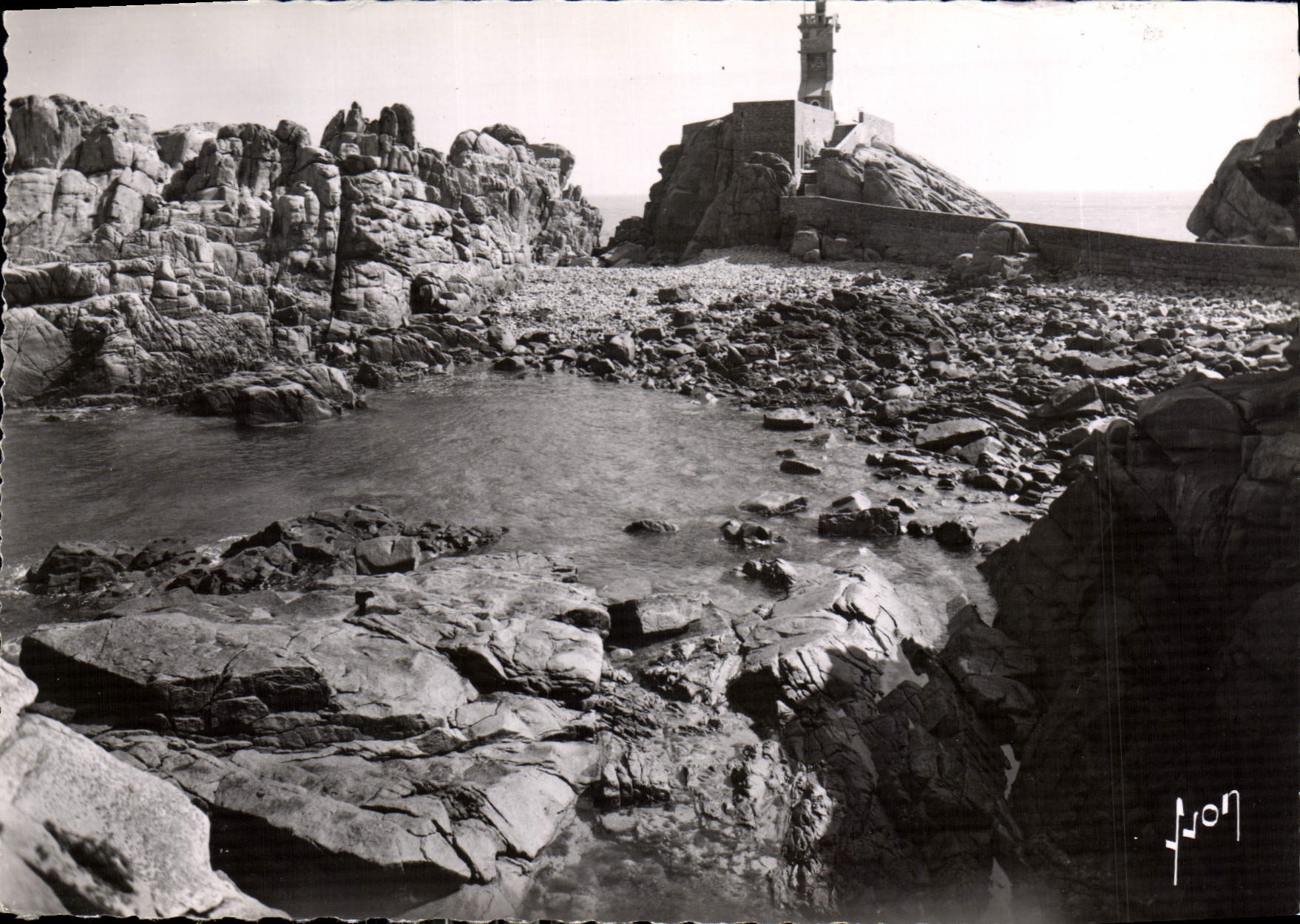 CPM Ile de Erehat C du N Phare du Paon