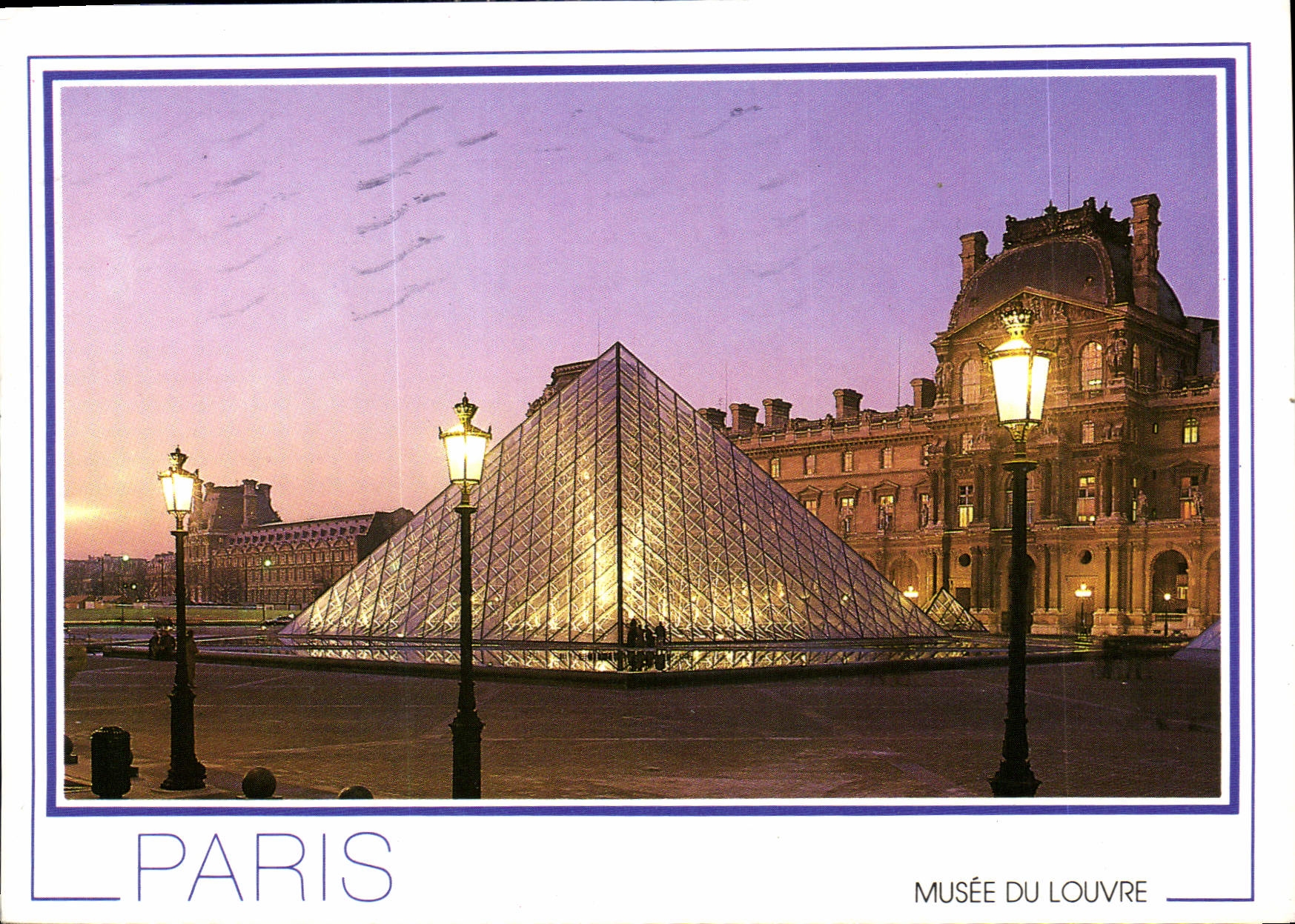CPM Paris Musee du Louvre la cour Napoleon et la Pyramide etablissement Public du Grand Louvre